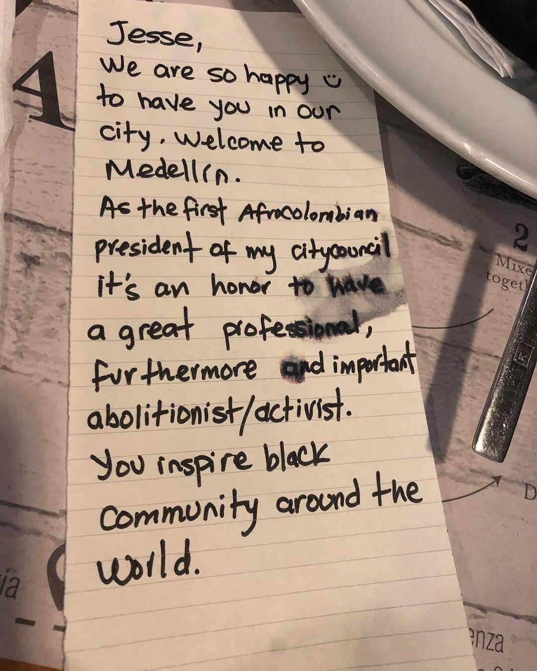 ジェシー・ウィリアムズさんのインスタグラム写真 - (ジェシー・ウィリアムズInstagram)「↔️An unexpected dessert arrives at the table with a note 📝. A cross-cultural conversation ensues. It’s a privilege to meet change makers anywhere, especially throughout the diaspora. Pleasure to sit with @dany_matu, 🇨🇴’s first AfroColombian City Councilwoman and discuss the core issues of a country and continent struggling to confront its own glaring racial disenfranchisement issues. And of course food and jokes and fashion and culture and food and jokes. 🧠 🍨  #Medellin #Colombia #Bogota #Cartagena」5月22日 23時29分 - ijessewilliams