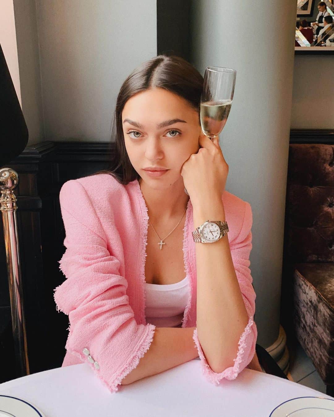 Zhenya Katavaのインスタグラム：「🌸 мда , какие ж мы все классные в Instagram💭и раз уж алкоголь в кадр попал .. ВОПРОС!  А Какой вы предпочитаете ? 🍺🥃🍸🍹🥂🍷?」
