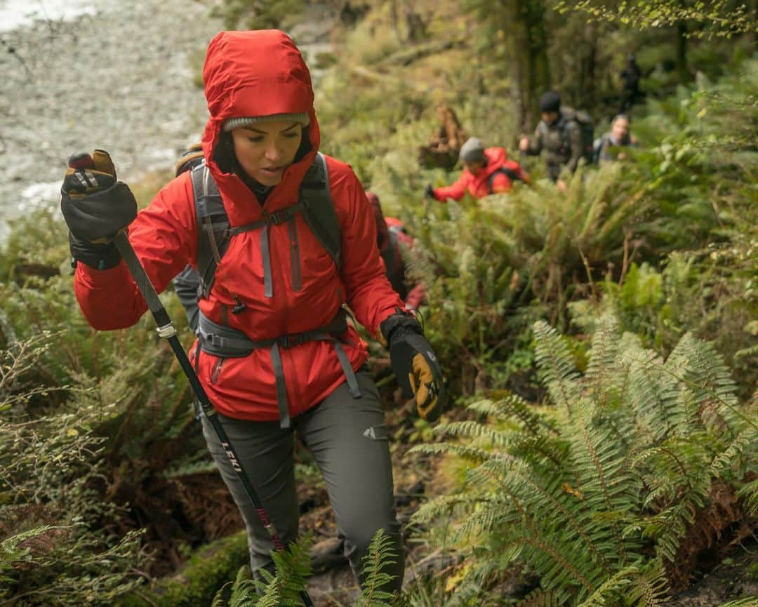 エディー・バウアーさんのインスタグラム写真 - (エディー・バウアーInstagram)「Just a few weeks ago, we sent Eddie Bauer guide @melissaarnot, @mandymooremm and friends to New Zealand for an epic hiking adventure. The goal of the trip was to not only to uncover their own #WhyIHike stories, but to prepare for an even larger adventure ahead with a different set of challenges. ⁣⁣ ⁣⁣ ⠀⠀⠀⠀⠀⠀⠀⠀⠀ This week, the same group embarks on a 10-day trek to Everest Base Camp where they’ll need to lean into the discomfort along the way (read more below) and are sure to find some laughs too.⁣⁣ ⁣⁣ #WhyIHike #LiveYourAdventure 📷: @julianapse⁣⁣ ⁣⁣ ⠀⠀⠀⠀⠀⠀⠀⠀⠀ ---⁣⁣ ⁣⁣ ⠀⠀⠀⠀⠀⠀⠀⠀⠀ “While we only scratched the surface and saw a tiny sliver of this unimaginably breathtaking country, I can emphatically say that we were blown away and are already planning our next trip to New Zealand.⁣⁣ Our excursion was two-fold: equal parts relaxation and adventure. It was also meant as a pre-cursor, warm up of sorts for our trek to Everest Base Camp in a few weeks. I didn’t exactly arrive with any set expectations but I sure did come away surprised at the breadth of the trip.⁣⁣ My biggest takeaway? ⁣⁣ Lean into the discomfort. It’s temporary and an essential ingredient to growth. Not everything has to be a thrill-a-minute. It’s all a part of it! We forded rivers. We slipped and fell in bottomless holes of mud. We camped on a freezing riverbed with sand flies biting the crap out of us. We also laughed more than ever, came up with a million inside jokes, took nature pees at every possible moment, sang songs, rafted down a river, summited an alpine peak, climbed many, many miles- including free range trekking down 3k feet...and so much more! There’s nothing quite like the bond that strengthens when traveling with friends. Seeing them surprised at their own perseverance and capabilities is a total joy.⁣⁣ Most importantly, you don’t need an exotic destination (although- much gratitude in this case), a major bucket list goal to aim towards or even the social aspect of hiking with friends. Speaking from experience, the enjoyment that we all can derive -solo- in the every day hikes, are often the ones that carry the real weight and when the real work is done. #whyihike #eddiebauerpartner”」5月22日 23時40分 - eddiebauer