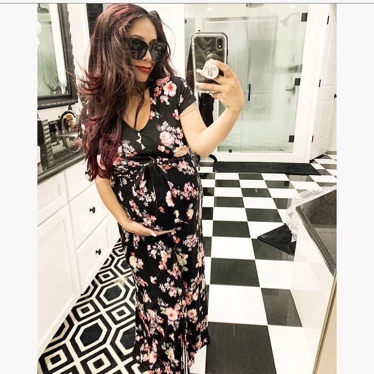 ニコール・ ポリッツィのインスタグラム：「MAWMA🤰🏽 Super Excited to have added my MATERNITY favorites to @thesnookishop 🖤 Come Shop my pregnant mawmas! #thesnookishop」