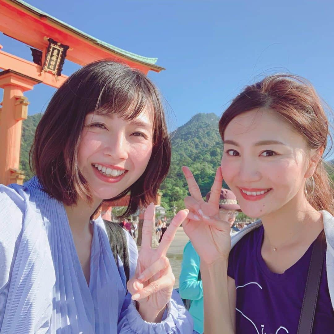 佐藤美央里さんのインスタグラム写真 - (佐藤美央里Instagram)「約３年ぶりの宮島、厳島神社へ⛩ 急遽出かけたので、今回も満潮時の海に浮かぶ神社と鳥居を見ることは出来なかったけど、天気に恵まれて青空と鳥居のコントラストがとても綺麗でした🤗🌈 次行く時は干潮時の幻想的な姿を見たいなぁ！ ⁑ もちろん御朱印も頂きました！ありがたや〜〜🙏💕 #御朱印 #御朱印ガール #御朱印帳 #広島 #ランチ #宮島 #厳島神社 #観光 #お出かけ #広島観光 #専属ガイド #楽しい時間 #ありがとう #また遊ぼ #写真好きな人と繋がりたい #ファッション好きな人と繋がりたい #カメラ女子 #インスタ映え #自撮り女子 #ig_japan #instagood #japanesegirl #friends #instalike #hiroshima #miyajima #lunch #instapic #instaphoto #happy」5月22日 23時41分 - miori_sato14