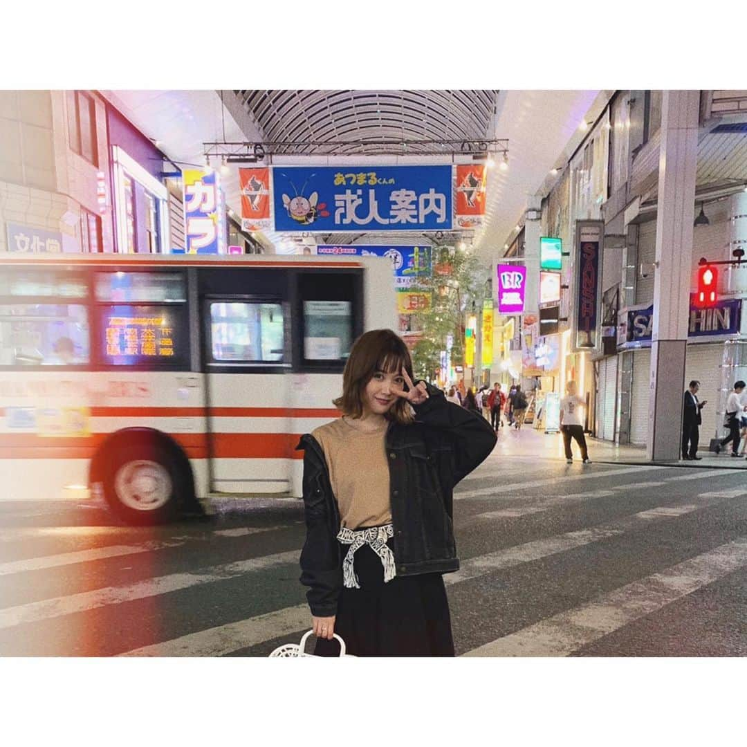 田中里奈さんのインスタグラム写真 - (田中里奈Instagram)「夜の散歩が気持ちいい季節💛 コラボした甘酒がついに完成して、撮影やプロモーションを兼ねて熊本へ✨ 熊本はご飯も美味しいし、街の空気感がなんだか好き。﻿ このアーケードの感じが地元の広島を思い出すのかも…﻿ ﻿ …って広島にまで思いを馳せてたら、そういや私、今週帰るんだった❗️笑﻿ 今週末は、広島パルコでLATIAのPOP UP SHOPだよ〜✨ 金曜日から三日間限定のオープンで、土曜日は私も店頭に立ちます💛﻿ 大事なことは何度も言うよ☺️﻿ みんな遊びにきてねーーーーー！﻿ ﻿ #たなか旅メモ #熊本 #たなか旅メモももうすぐ700投稿 #いろんな場所に行きました #どれも大切な思い出 ﻿#私の私による私のための旅たち」5月22日 23時40分 - tanakaofficial