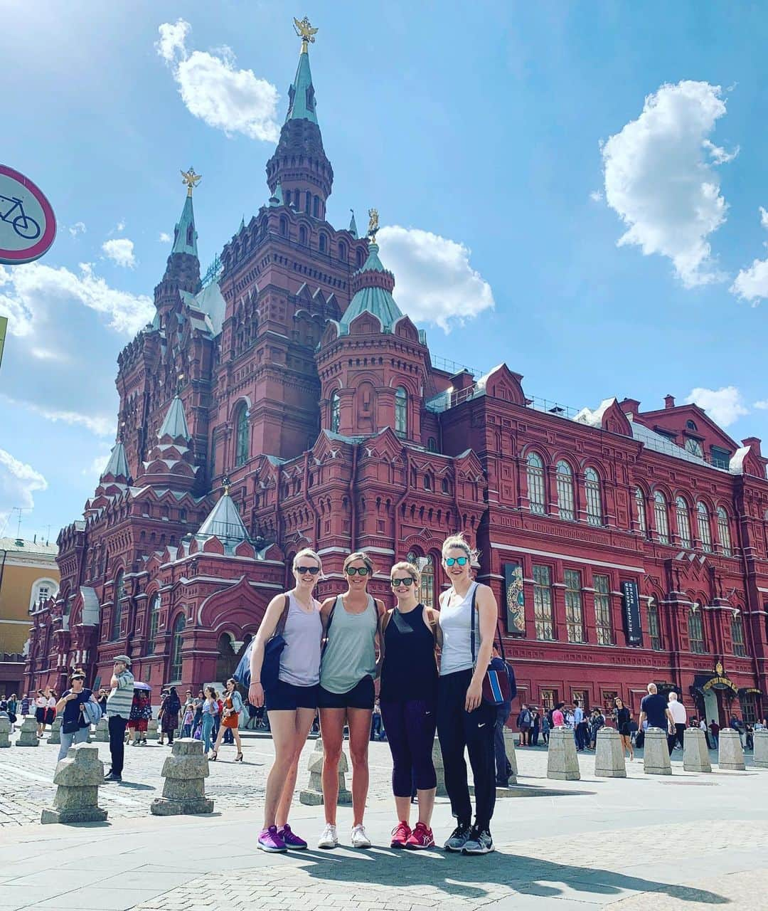 イブ・ミュアヘッドさんのインスタグラム写真 - (イブ・ミュアヘッドInstagram)「Moscow ☀️ 🇷🇺 @team_muirhead 😍」5月22日 23時44分 - evemuirhead