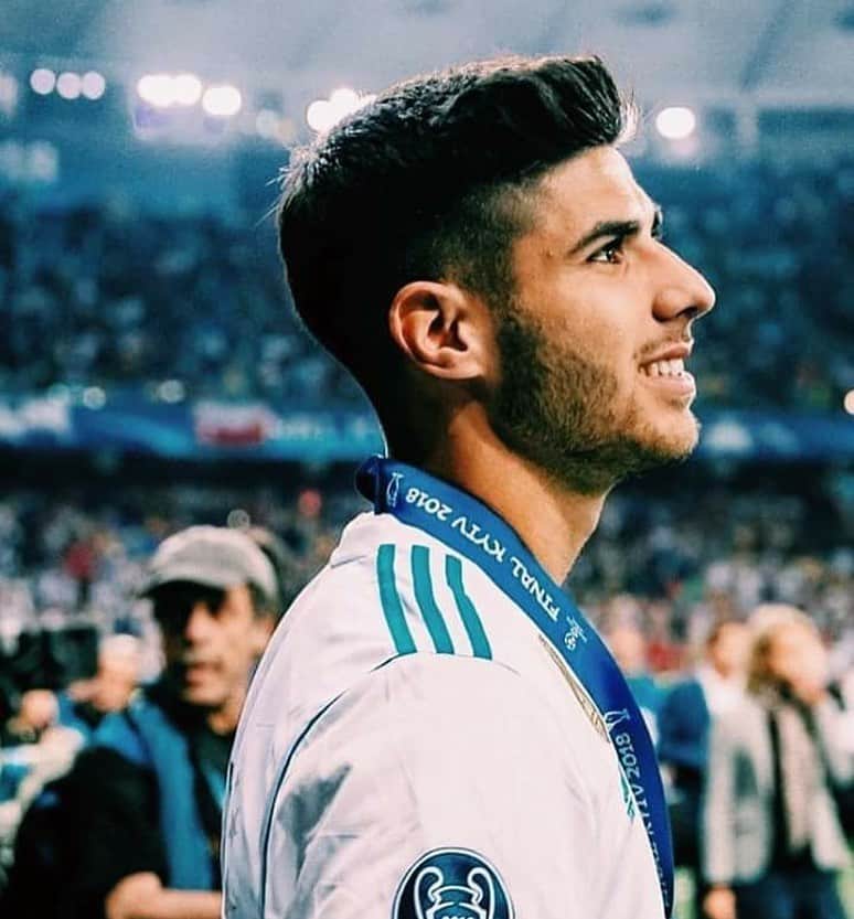 のインスタグラム：「Acabó una temporada complicada y llena de dificultades, lejos del nivel que esta afición se merece. Pero nos levantaremos, mejoraremos, y daremos todo para que la próxima temporada los madridistas vuelvan a disfrutar con el equipo, y así corresponder a su apoyo incondicional y su cariño. Prometemos que vamos a luchar con energías renovadas por cada título hasta el final. El Madrid siempre vuelve. ¡Hala Madrid! / A complicated season, full of difficulties has finished. It was far from the level which the marvelous fans deserve. But we will pick ourselves up, we will get better and we will give our all so that next season madridistas will again enjoy our team, to return your unconditional support and love. We promise to fight with renewed energy for every cup until the end. Madrid always makes a comeback. Hala Madrid!」