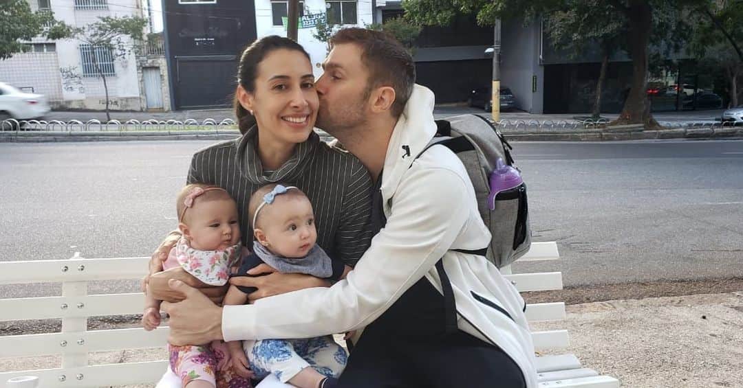 シェイラ・カストロのインスタグラム：「#diadoabraço com este abraço delícia do papai nas mulheres da vida dele!!! Abrace muito pq abraço é bom demais!!! #albumdalizeninna #papaiemamae」