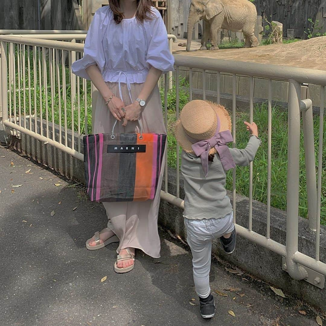 kaorinさんのインスタグラム写真 - (kaorinInstagram)「動物園に行った時のコーデ♡ ・ トップス#moderobe @mode_robe_official ルーズパンツ#bannerbarrett @banner_barrett バッグ#marni @marni #スポサン#gu @gu_for_all_ ・ ・ 動物園はルーズパンツとスポサンで動きやすいコーデ🐘🐨🦍 ・ ≪5/21(tue) 〜5/26(sun) 6日間限定》 BANNER BARRETT WEB STOREにて こちらの着用しているルーズパンツ が【15％OFF】で￥14,280 +TAXに‼︎✨ ・ 更に【送料無料】&【ポイント10倍】のキャンペーンを実施中です✨ ・ @kaorinnnhyrk のトップページから見れます✨ ・ #banner_barrett#バナーバレット#ファッション#コーデ#コーディネート#ママコーデ#ママファッション #데일리룩#데일리룩코디#패션#오오티디#아웃핏#코디#코디스타그램#옷#おやこーで#親子コーデ#coordinate#fashion#ootd#outfit#instafashion#ジーユー#gumania#マルニ」5月22日 23時51分 - kaorinnnhyrk