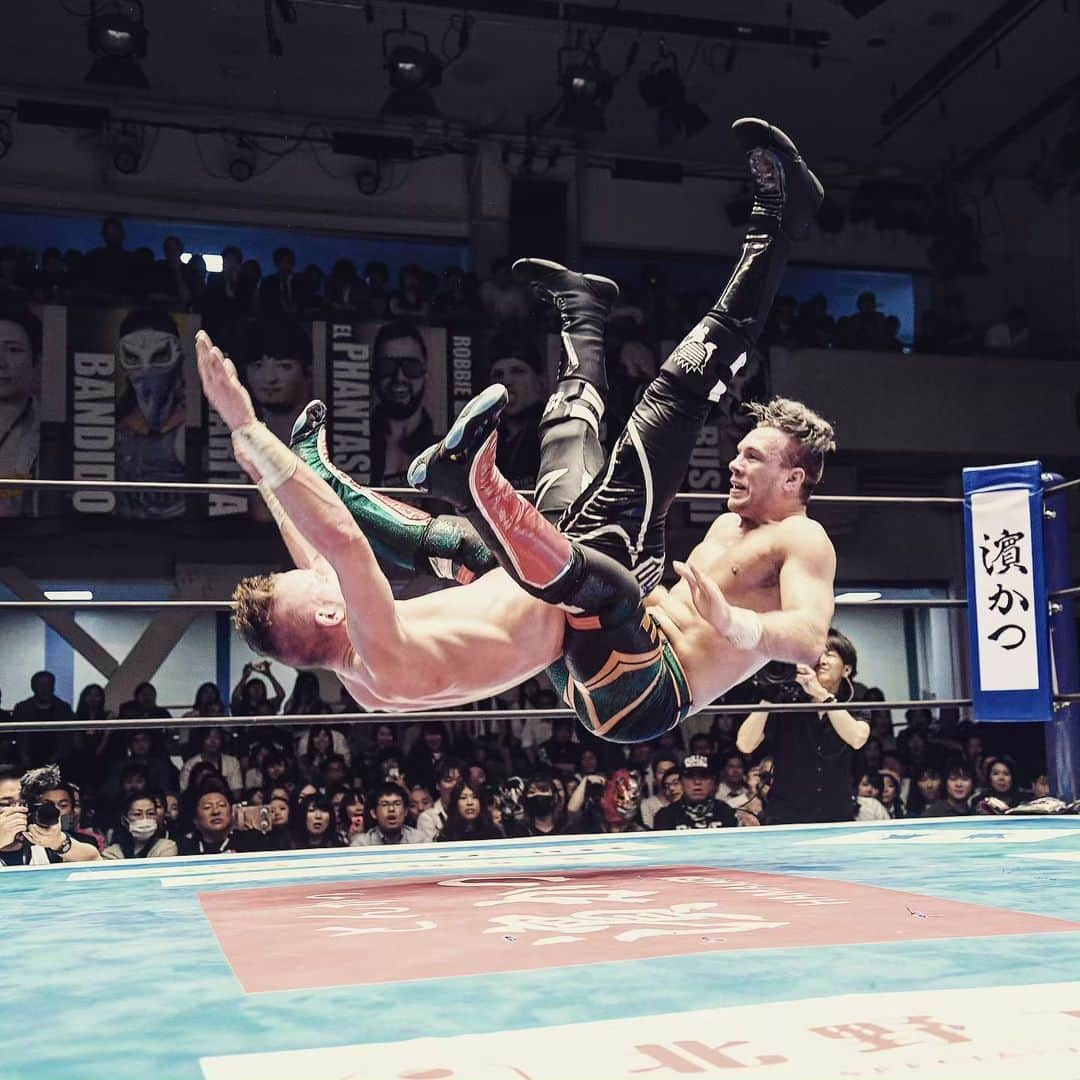 新日本プロレスさんのインスタグラム写真 - (新日本プロレスInstagram)「#WillOsprey vs #ElPhantasmo!! #BestoftheSuperJr26 !! 🕊 衝撃の四次元マッチ！ ファンタズモがオスプレイに激勝でBブロック“単独首位”！ 🔥 5.22後楽園を新日本プロレスのスマホサイトで独占詳報中！ @njpw1972  #njpw #njbosj #新日本プロレス #プロレス #後楽園ホール」5月22日 23時52分 - njpw1972