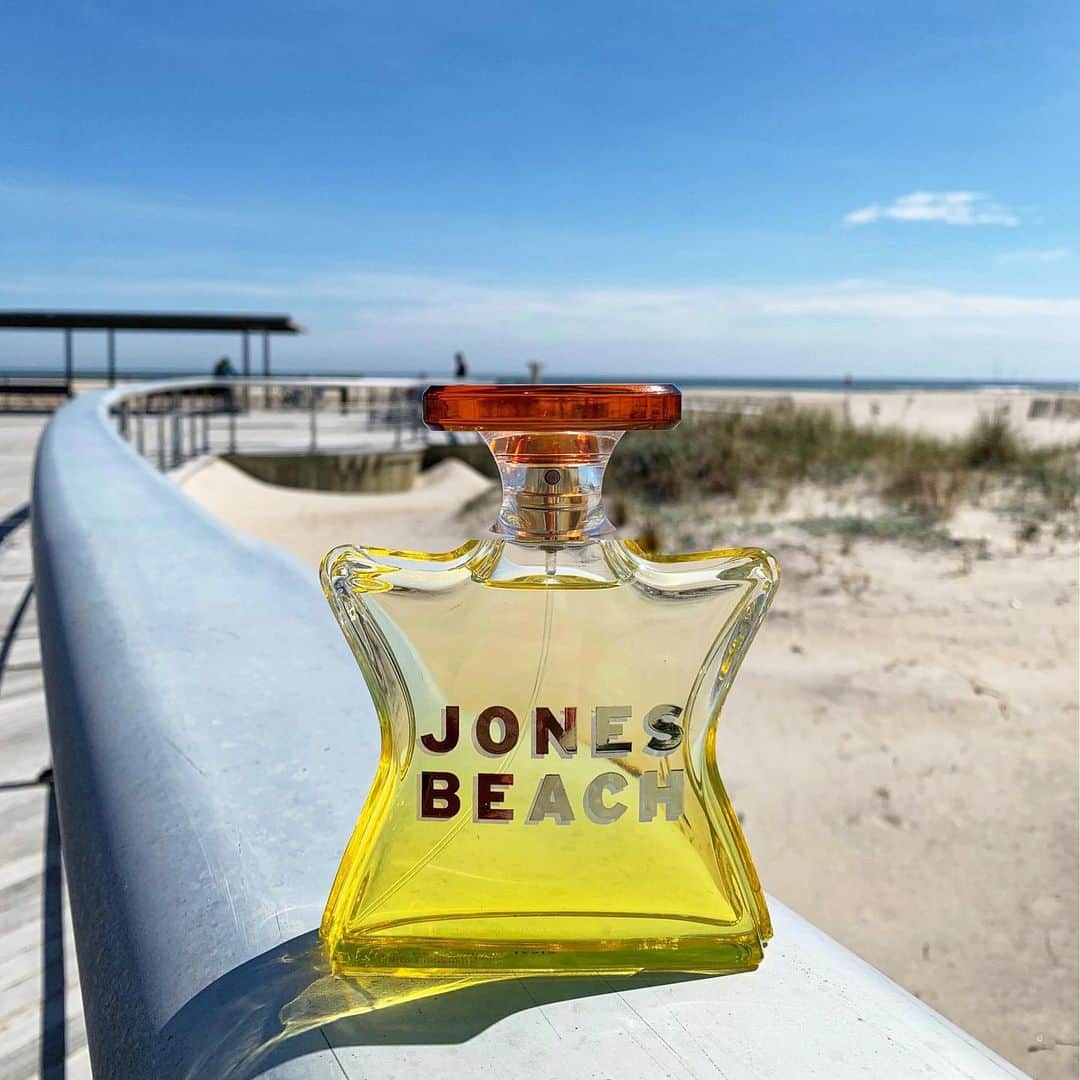 のインスタグラム：「Sand, surf, sunshine. Jones Beach is inspired by New Yorkers’ favorite beach getaway!  #bondno9 #bondno9ny #newyork #newyorkcity #nyc #jonesbeach #longisland #memorialday #memorialdayweekend #summer #fragrance #perfume #love」