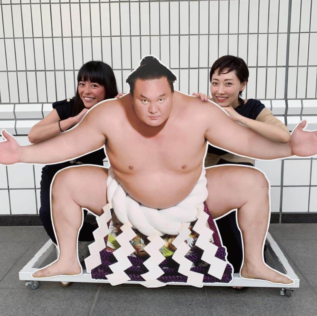 大塚良子さんのインスタグラム写真 - (大塚良子Instagram)「大相撲 五月場所﻿ ﻿ 試合毎に沸く会場の熱気と緊張感、﻿ ラストは座布団が華やかに宙を舞う中 歓声とブーイングが入り混じって大盛り上がり。 相撲、最高に楽しかった！  #ryogokukokugikan #sumou  #japan #traditional #大相撲 #五月場所」5月22日 23時54分 - ryokokonami