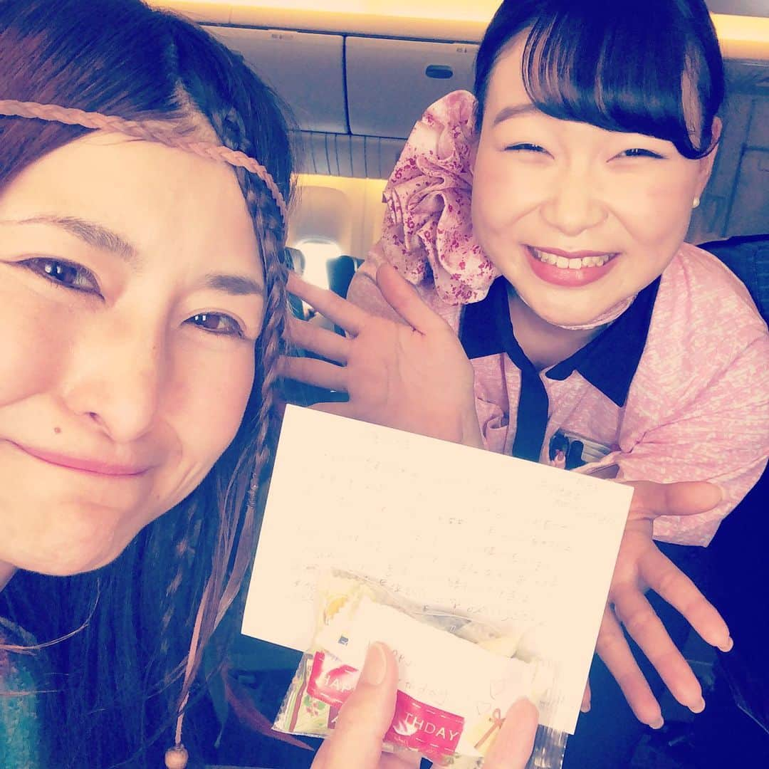 アンジェラ佐藤さんのインスタグラム写真 - (アンジェラ佐藤Instagram)「沖縄なう！ 行きの飛行機の中でスッチャーデスさんにお手紙もらた。  じぇら嬉しい(٭°̧̧̧ω°̧̧̧٭) . .  #アンジェラ佐藤 #沖縄 #ANA #キャビンアテンダント  #ちょっと遅れた誕生日プレゼント #今日1で嬉しい  #駄菓子菓子 #北海道から沖縄までTシャツ裏返しで着てたのに気付いて驚愕 #そして今お夜食にご当地アイスクリームとドリンク堪能中 #ちなみにロケ衣装は #上は古着で下は#アジアン雑貨ゴア の#パンツ」5月23日 0時02分 - angela_satou