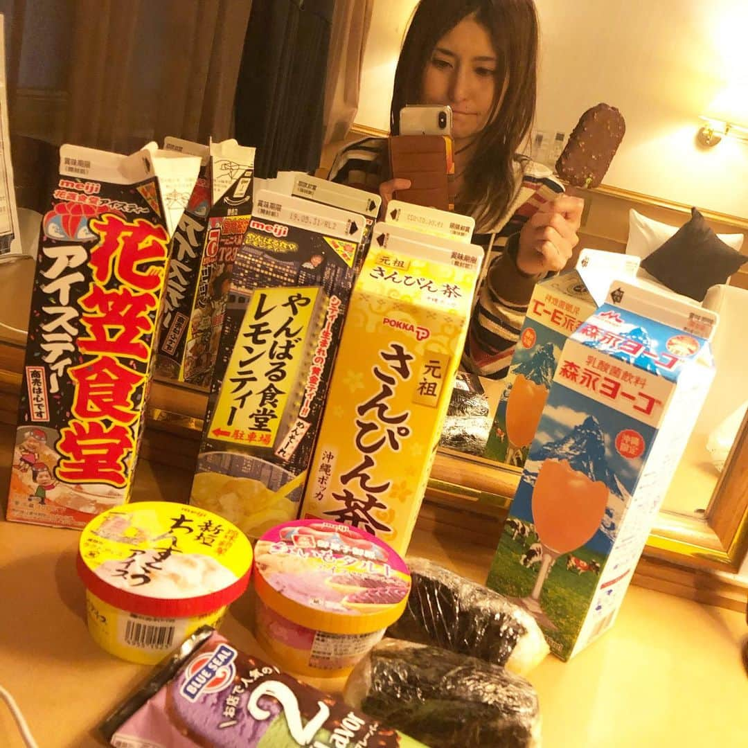 アンジェラ佐藤さんのインスタグラム写真 - (アンジェラ佐藤Instagram)「沖縄なう！ 行きの飛行機の中でスッチャーデスさんにお手紙もらた。  じぇら嬉しい(٭°̧̧̧ω°̧̧̧٭) . .  #アンジェラ佐藤 #沖縄 #ANA #キャビンアテンダント  #ちょっと遅れた誕生日プレゼント #今日1で嬉しい  #駄菓子菓子 #北海道から沖縄までTシャツ裏返しで着てたのに気付いて驚愕 #そして今お夜食にご当地アイスクリームとドリンク堪能中 #ちなみにロケ衣装は #上は古着で下は#アジアン雑貨ゴア の#パンツ」5月23日 0時02分 - angela_satou