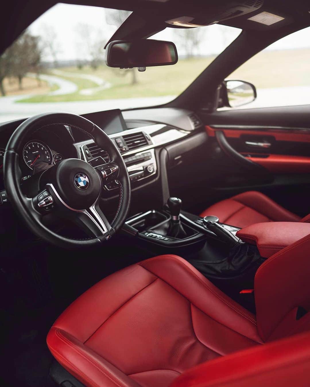 BMWのインスタグラム：「Maximum comfort without compromise.  The BMW M4 Coupé. #BMWrepost @shadow_m4 #BMW #M4 #BMWM __ BMW M4 Coupé: Fuel consumption in l/100 km (combined): 10.2 - 9.9 (9.5 - 9.3). CO2 emissions in g/km (combined): 232 - 225 (217 - 211). The figures in brackets refer to the vehicle with seven-speed M double-clutch transmission with Drivelogic. The values of fuel consumptions, CO2 emissions and energy consumptions shown were determined according to the European Regulation (EC) 715/2007 in the version applicable at the time of type approval. The figures refer to a vehicle with basic configuration in Germany and the range shown considers optional equipment and the different size of wheels and tires available on the selected model. The values of the vehicles are already based on the new WLTP regulation and are translated back into NEDC-equivalent values in order to ensure the comparison between the vehicles. [With respect to these vehicles, for vehicle related taxes or other duties based (at least inter alia) on CO2-emissions the CO2 values may differ to the values stated here.] The CO2 efficiency specifications are determined according to Directive 1999/94/EC and the European Regulation in its current version applicable. The values shown are based on the fuel consumption, CO2 values and energy consumptions according to the NEDC cycle for the classification. For further information about the official fuel consumption and the specific CO2 emission of new passenger cars can be taken out of the „handbook of fuel consumption, the CO2 emission and power consumption of new passenger cars“, which is available at all selling points and at https://www.dat.de/angebote/verlagsprodukte/leitfaden-kraftstoffverbrauch.html.」