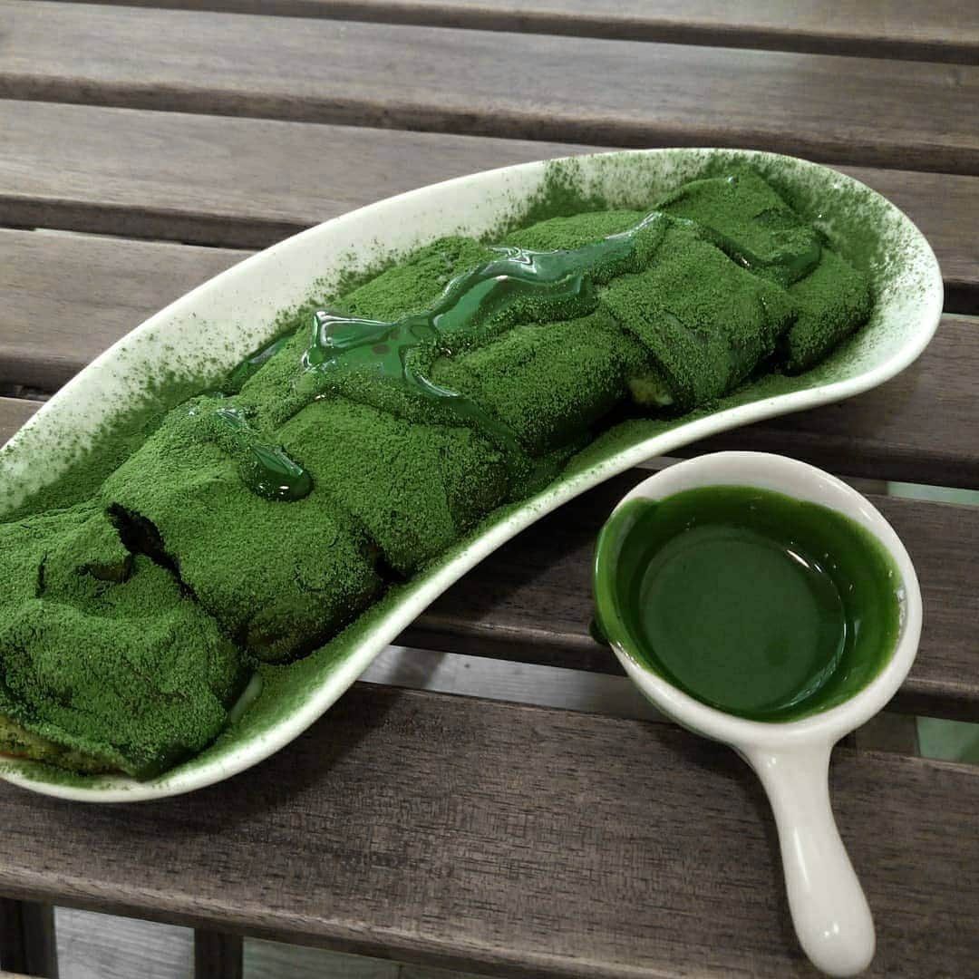 Matchæologist®さんのインスタグラム写真 - (Matchæologist®Instagram)「😍 Oh my #Matcha! 🙏 Who else is mesmerised by this delicious #Matcha #Omelette – such an unusual, yet creative combination?! We can’t get enough of it! (📸:@yoho_matcha) . Our Midori™ Matcha is carefully crafted to bring out a balanced suite of rich, robust depth of matcha flavours 🌱— perfect for use in all your #MatchaCreations ! 🍰🍨🍫 🤗 Please keep us posted in all your creations by tagging @Matchaeologist 🙌 . To find out more about our splendid range of artisanal matcha, 🌱👉 Click the link in our bio @Matchaeologist . Matchæologist® #Matchaeologist Matchaeologist.com」5月23日 0時04分 - matchaeologist