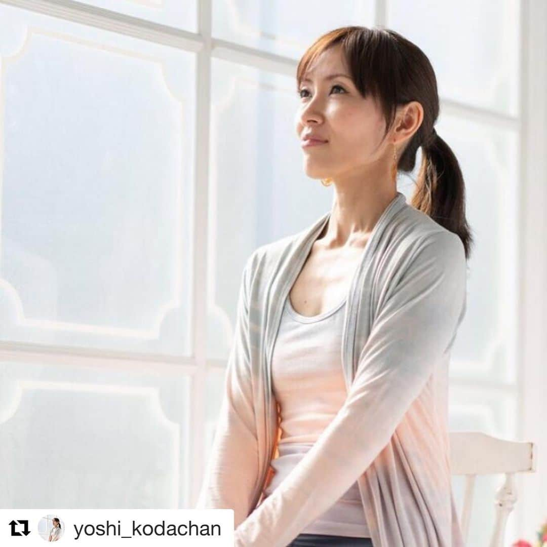 芥川舞子さんのインスタグラム写真 - (芥川舞子Instagram)「【新クラスSTART! @神奈川(元住吉)】 ・ 神奈川エリアでハートオブヨガを習えるお教室が開講されます！ ・ 講師の児玉佳子先生は、当スクール(@hridaya_yogaschool )で学び実践を積み重ねた、日本ではまだ数少ない自宅でのヨガ練習をきちんと教えることのできる、貴重な先生です。 ・ 勤勉さや親切心、知性を兼ね備えた彼女の人間力を、私は心から信頼しています。 ・ かけがえのない先生との出会いは、住む地域に近いかどうかという物理的な距離感も、ご縁に含まれると思います。 ・ 当スクールで行うクラスに興味があるけれど自宅から遠くて通いにくいと考えている人のために、これからは地域に根付いた先生が各地に生まれていくよう我々も日々活動をしています。 ・ その第一歩として、こうして児玉先生がクラスを開講してくれることに希望を見据えています。 ・ まずは神奈川エリアの方、是非こちらのクラスをチェックしてみてください。 詳細は下記をご覧ください。 ------------------------------------#Repost @yoshi_kodachan with @get_repost ・・・ ・ 🧘‍♀️ヨガクラスのお知らせ🧘‍♀️ ・ 再びお知らせです😊 ・ 6月よりフリダヤヨガスクール(@hridaya_yogaschool )と連携したクラスを開催させて頂きます。 ・ ●6月スタート新クラス● ・ 【フリダヤヨガスクール連携クラス】 6月スタート メンバー生募集中 ・ 講師: 児玉 佳子 水曜日 10:30〜12:30 毎月2回(6月は5日と26日) ・ 〈定員〉4名 ・ 〈対象〉年齢や経験は問いません。女性限定クラス。 ・ 〈内容〉ハートオブヨガによる毎日の自宅練習法。 (ハートオブヨガについてはフリダヤヨガスクールHP(https://www.hridaya-yogaschool.com/)参照) ・ 〈月謝〉7500円 (ヨガマット無料レンタル付き) ※月2回通えます ・ 〈場所〉最寄:東急東横線 元住吉駅 徒歩2分 ・ 美整体ヨガサロン ルルアモーレ内のプライベートスタジオ ・ 〈申込〉フリダヤヨガスクールHP(https://www.hridaya-yogaschool.com/)内のお問合せ・申込ページ ・ 又は、yoshiko.kodama.yoga@gmail.comまで。 ・ ※お名前(フリガナ)/メールアドレス/電話番号を明記の上、送信ください ・ ＊万が一送信から5日が経過しても返信がない場合は、大変お手数をおかけ致しますが、再度メールかインスタグラムの場合はDMよりお問い合わせ下さい。 ・ ＊メールの返信がない場合を除き、DMでの申込やお問合せはご遠慮下さい。 ・ ＊1年間の詳しいスケジュールは登録完了後にお伝え致します。 ・ ＊新クラスは人数(2名以上)集まり次第スタートとなります。 ・ ＊メンバー登録当月を過ぎてからのキャンセルは100%のお月謝が発生致します。 ・ ＊お休みされた際、月1回分のみ2ヶ月後までの間に別コースにて振替レッスンが受講できます。 (別コースはフリダヤヨガスクールHPでご確認下さい) ・ その他詳細は https://www.hridaya-yogaschool.com/ ・ ※定員に限りがあります。 募集定員に達し次第、キャンセル待ちになります。よろしくお願い致します☺️ ・ 良き出会いをお待ちしております🌸 ・ #yoga #heartofyoga #新しいヨガクラス #まだまだ募集中！ #フリダヤヨガスクール #自宅練習 #心地よい呼吸 #快適な日常 #人の数だけヨガがある #クリシュナマチャリアの教え #自分に合ったヨガをみつけましょう #お待ちしております☺️」5月23日 0時05分 - maiko.akutagawa