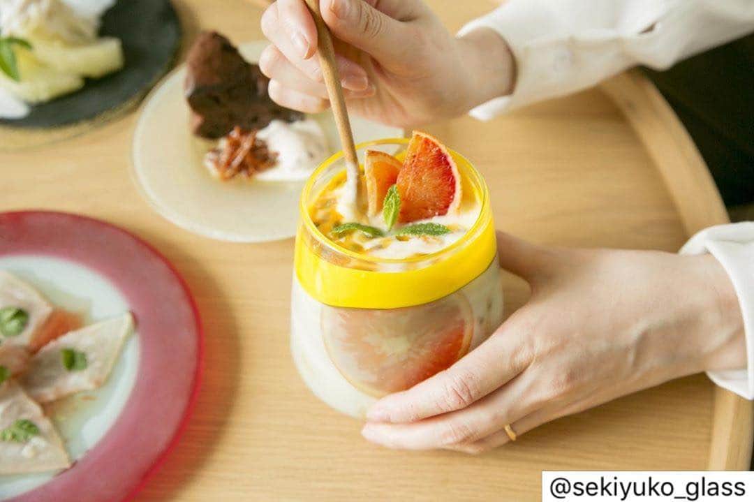 福田瞳さんのインスタグラム写真 - (福田瞳Instagram)「DOM @dom_s_kitchen × せきゆうこ @sekiyuko_glass  ガラス作家のせきゆうこさんの作品とDOMの料理の撮影📸 とってもすてきな器に、おいしい料理が盛り付けられて、幸せな気持ちになりました。 かわいいとか、おいしいは、人を幸せな気持ちにしますね♡  #ガラス #ガラスの器 #料理人 #器好き #器好きと繋がりたい #器集め  #引き出物 #ギフト選び #ドムの料理せきゆうこのガラス#ドムズキッチン #せきゆうこ  Special thanks ♡ @kaneko_wedding」5月23日 0時06分 - fukudahitomi610