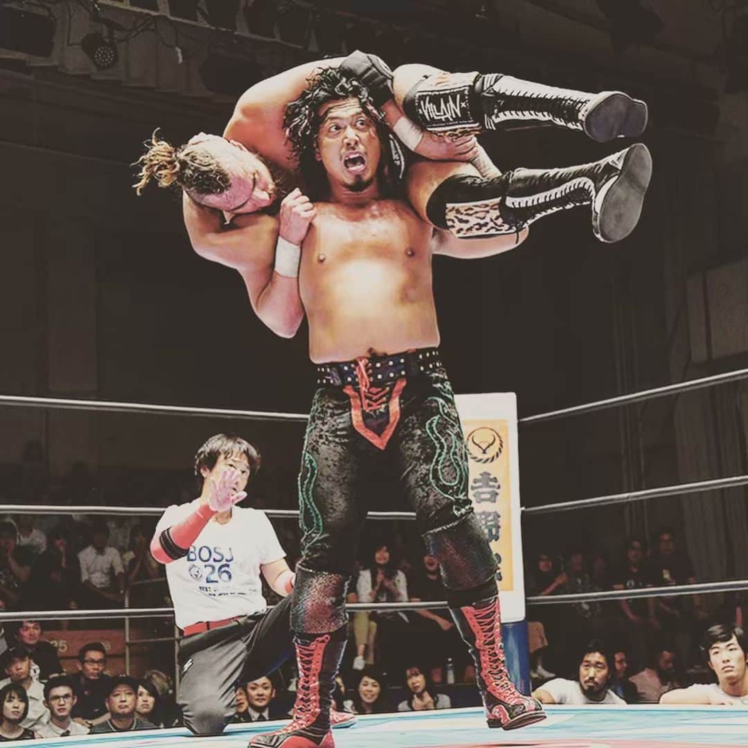 新日本プロレスさんのインスタグラム写真 - (新日本プロレスInstagram)「#ShingoTAKAGI 🐉 vs #MartyScurll 🐦!! 鷹木信悟はマーティー・スカルに壮絶勝利で“無敗”キープ！ ☆5.22後楽園大会を新日本プロレスのスマホサイトで独占詳報中！ @njpw1972  #njpw #njbosj #新日本プロレス #プロレス #後楽園ホール」5月23日 0時16分 - njpw1972