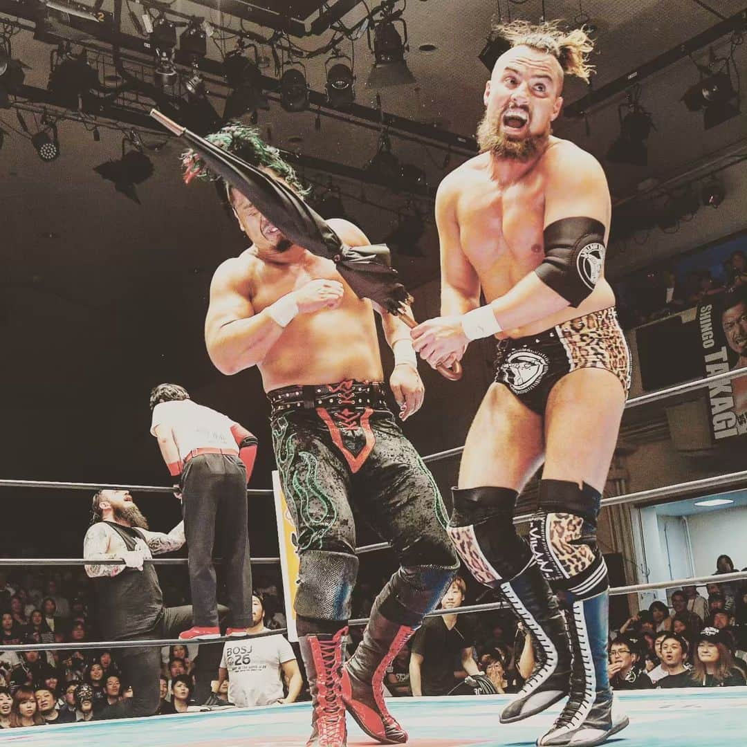 新日本プロレスさんのインスタグラム写真 - (新日本プロレスInstagram)「#ShingoTAKAGI 🐉 vs #MartyScurll 🐦!! 鷹木信悟はマーティー・スカルに壮絶勝利で“無敗”キープ！ ☆5.22後楽園大会を新日本プロレスのスマホサイトで独占詳報中！ @njpw1972  #njpw #njbosj #新日本プロレス #プロレス #後楽園ホール」5月23日 0時16分 - njpw1972