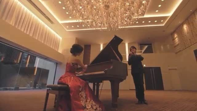 森本麻衣のインスタグラム：「これぞ、日本の心🇯🇵 だよね‼️ . Japanese traditional songs piano ✖️shakuhachi❣️ . 尺八演奏家 中村仁樹 ピアニスト 森本麻衣 による コラボ作品🎥✨ . . 和楽器と洋楽器のコラボは 斬新ですが 実は本当に心地よい音楽になります🍀 . 皆さま、尺八とピアノ、 いかがですか❓😌 . 私がピアノのパートの編曲をしました🎹 . 1分に収まらないので、 途中でカットし、 後半もまたポストしますね📮 . 癒されるー🥰 . #maimorimoto#piano#pianist#shakuhachi#japanesesong#japan#ehime#matsuyama#music#everybodyknows#lovemusic#🎹 #森本麻衣#中村仁樹#ピアノ#ピアニスト#尺八#コラボ#洋楽器#和楽器#ふるさと#赤とんぼ#愛媛#松山#故郷#心に響く#音楽」