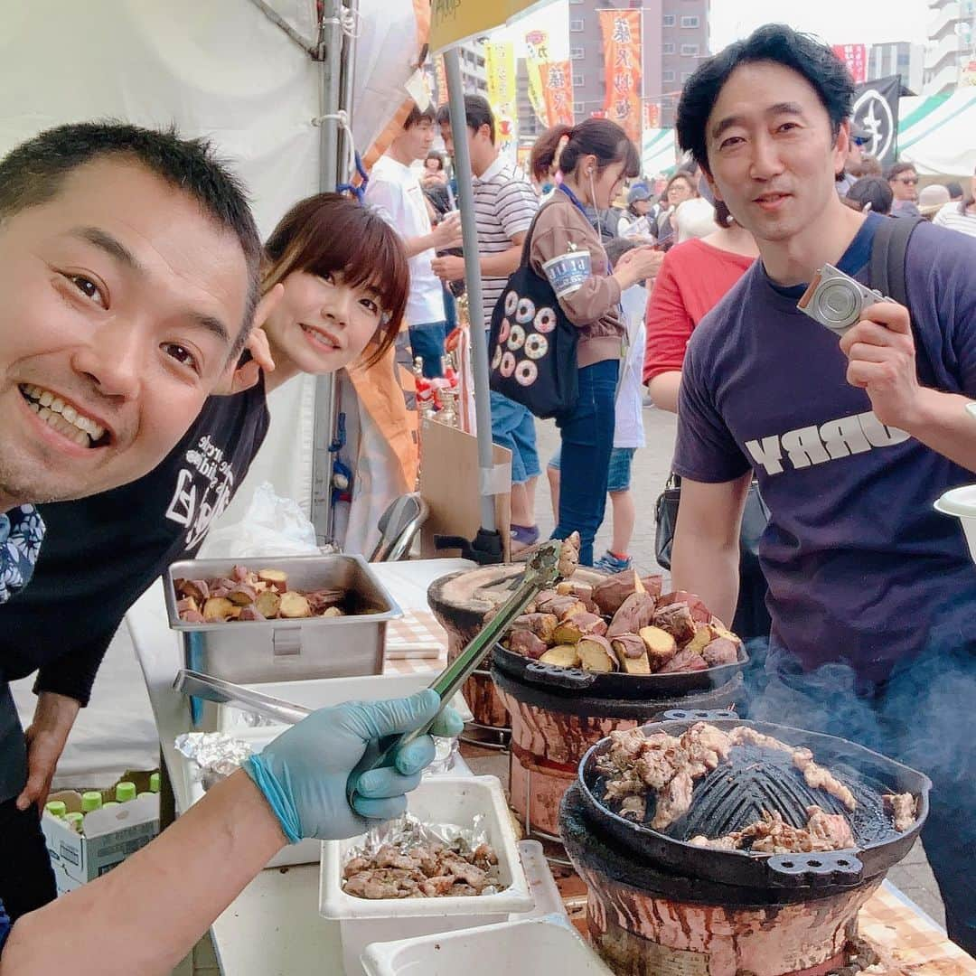 一条もんこさんのインスタグラム写真 - (一条もんこInstagram)「よこすかカレーフェスティバル2019。  20周年を迎えた今年度は、史上最多数の約65000人以上の来場者がありました。 ありがとうございました！！ 出店された皆様、関係者の皆様、本当にお疲れ様でした。 準備や設営、ものすごくたくさんの方がこのイベントに向けて関わってくださっていました。 一人ひとりの力と思いが、この成功を導いてくれたのだと思います。  カレーの力って素晴らしいですね。  海軍カレーというひとつのカレージャンルを掲げ、20年経ってもこんなに人を惹きつけるパワーがある、、、 横須賀市の皆さんの努力の賜物であることと、カレーの持つ魅力だと思います。  そんな思いで胸が焦げるような2日間でした。 #カレー#よこすかカレーフェスティバル2019#横須賀#よこすか#カレーの街よこすか#ご当地カレー#海自カレー#海軍カレー#カレーの仲間#北本トマトカレー#富良野オムカレー#大分からあげ梅カレー#常陸牛すじカレー#もうやんカレー#ゴーゴーカレー#宮崎チキン南蛮カレー#ルウ王子#一条もんこ」5月23日 0時08分 - monko1215