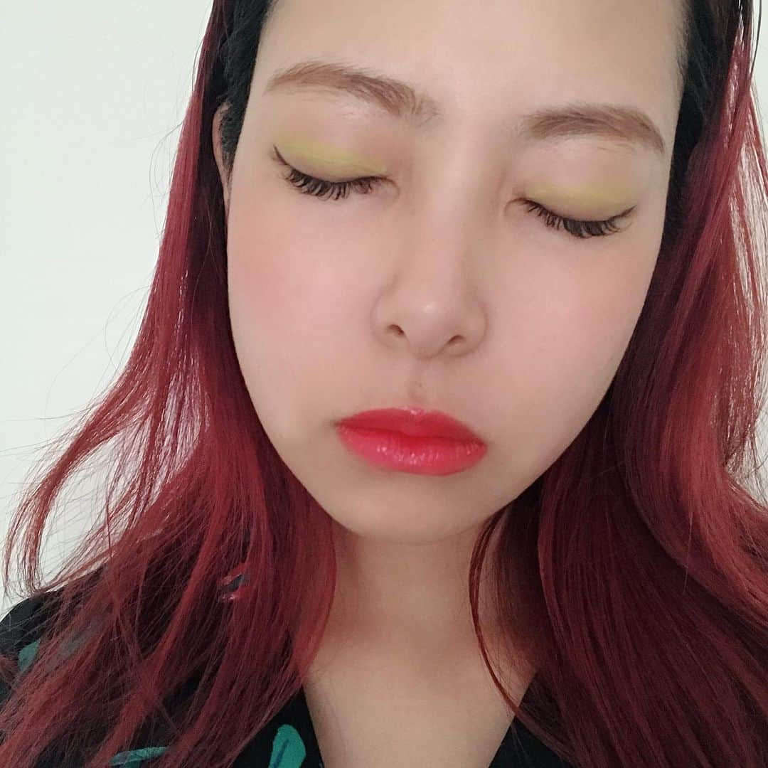 知念美加子さんのインスタグラム写真 - (知念美加子Instagram)「Make up 🤓 ・ ・ 気力ないからポイントのアイシャドウの品番だけ💛笑 ・ ・ @maccosmetics  #madlysunny ・ ・ #ちねんこすめ #makeup #cosmetics #ヘアメイクもファッションの一部」5月23日 0時09分 - chinenmikako