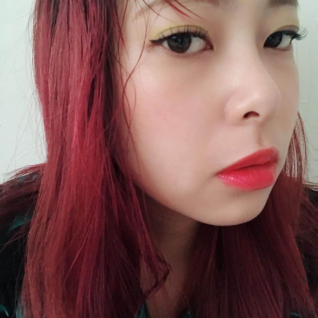 知念美加子さんのインスタグラム写真 - (知念美加子Instagram)「Make up 🤓 ・ ・ 気力ないからポイントのアイシャドウの品番だけ💛笑 ・ ・ @maccosmetics  #madlysunny ・ ・ #ちねんこすめ #makeup #cosmetics #ヘアメイクもファッションの一部」5月23日 0時09分 - chinenmikako