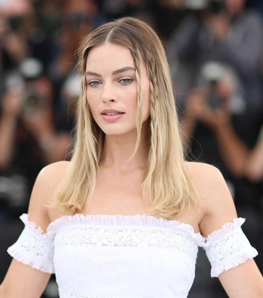 British Vogueさんのインスタグラム写真 - (British VogueInstagram)「#OnceUponATimeInHollywood received a six-minute standing ovation at its #Cannes Film Festival premiere. #MargotRobbie, who plays Sharon Tate in Quentin Tarantino’s ninth film, wore Chanel couture for both press outings. Click the link in bio for more on the look styled by @KateYoung.」5月23日 0時09分 - britishvogue