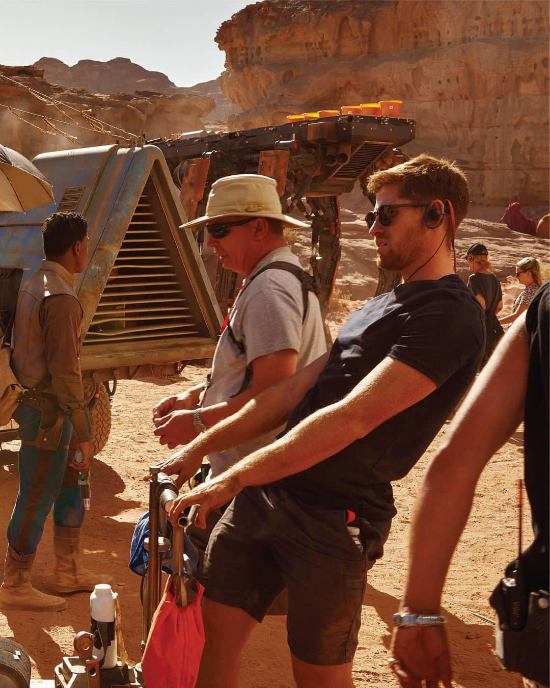 Walt Disney Studiosさんのインスタグラム写真 - (Walt Disney StudiosInstagram)「Rey (Daisy Ridley), Chewbacca (@JoonasSuotamo), C-3PO (Anthony Daniels), and Finn (@JohnBoyega), prepare for a scene in Jordan’s Wadi Rum desert. Get your first look at exclusive images shot by Annie Leibovitz in @VanityFair’s @StarWars: #TheRiseOfSkywalker special issue. Head to our IG Story for more details!」5月23日 0時11分 - disneystudios