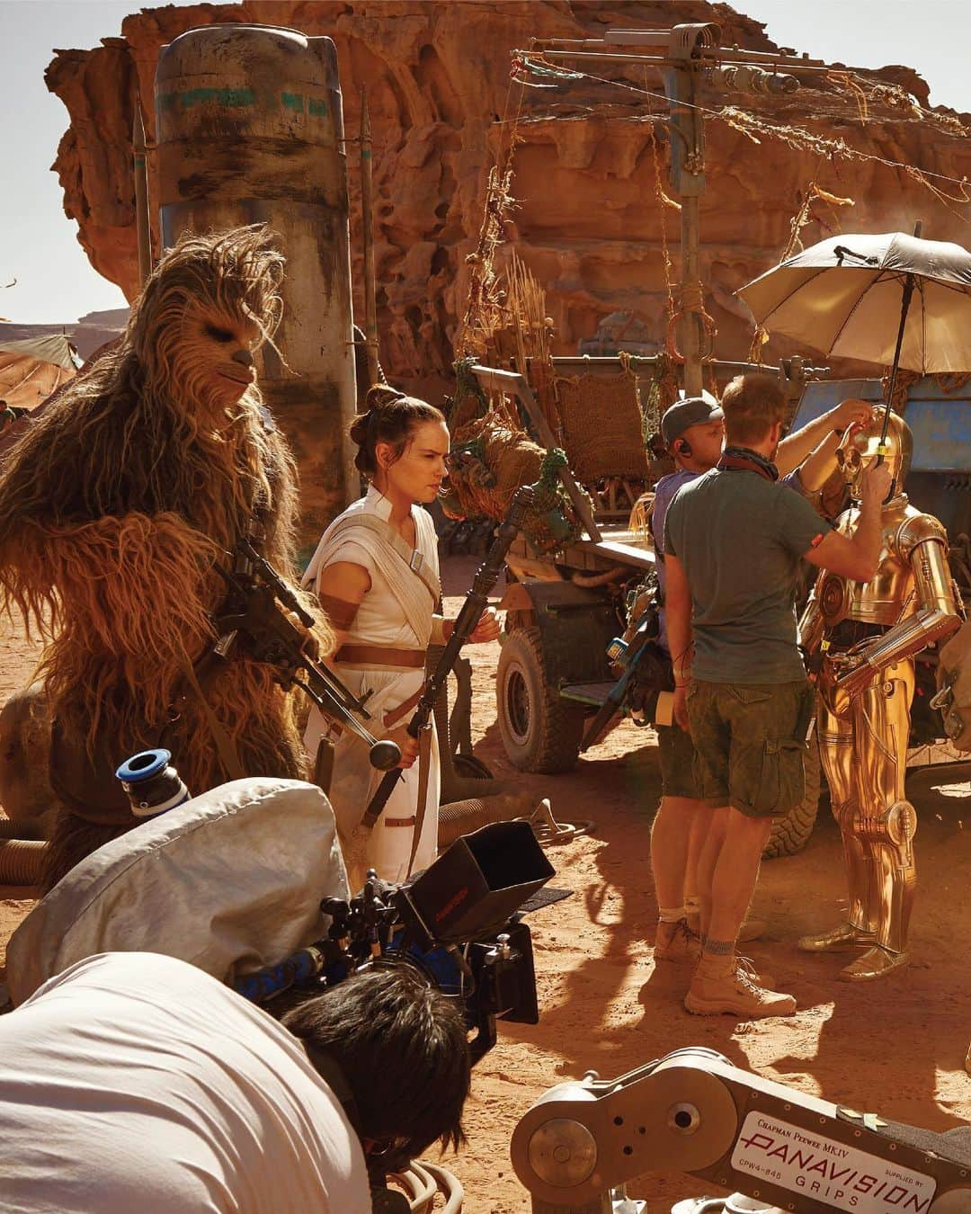 Walt Disney Studiosさんのインスタグラム写真 - (Walt Disney StudiosInstagram)「Rey (Daisy Ridley), Chewbacca (@JoonasSuotamo), C-3PO (Anthony Daniels), and Finn (@JohnBoyega), prepare for a scene in Jordan’s Wadi Rum desert. Get your first look at exclusive images shot by Annie Leibovitz in @VanityFair’s @StarWars: #TheRiseOfSkywalker special issue. Head to our IG Story for more details!」5月23日 0時11分 - disneystudios