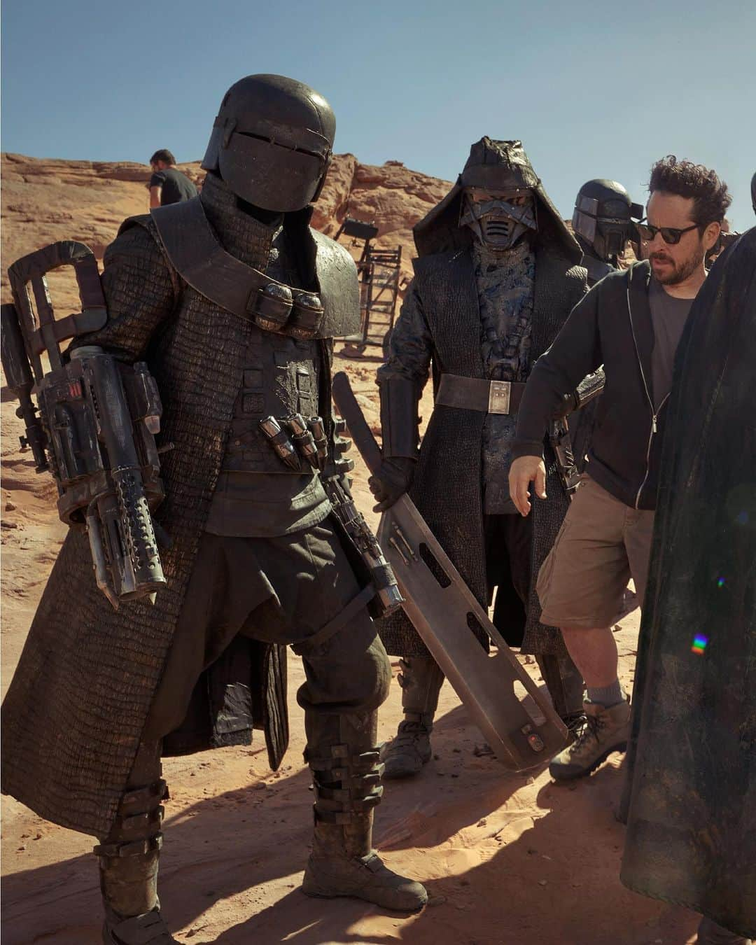 Walt Disney Studiosさんのインスタグラム写真 - (Walt Disney StudiosInstagram)「Director @jjabramsofficial rehearses a scene with the Knights of Ren on the set of @StarWars: #TheRiseOfSkywalker. Read more on these elite warriors in @VanityFair’s special The Rise of Skywalker issue. Link in our IG Story.」5月23日 0時11分 - disneystudios