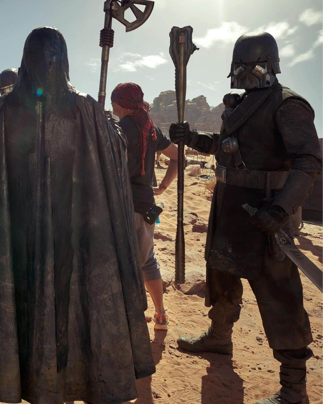 Walt Disney Studiosさんのインスタグラム写真 - (Walt Disney StudiosInstagram)「Director @jjabramsofficial rehearses a scene with the Knights of Ren on the set of @StarWars: #TheRiseOfSkywalker. Read more on these elite warriors in @VanityFair’s special The Rise of Skywalker issue. Link in our IG Story.」5月23日 0時11分 - disneystudios