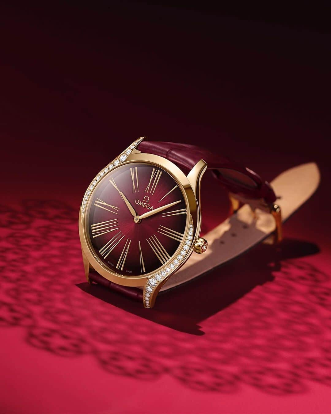 オメガさんのインスタグラム写真 - (オメガInstagram)「EXCLUSIVE PREVIEW Meet the new De Ville Trésor - coming this summer in 18K Moonshine™ gold with a gradient red garnet dial.」5月23日 0時23分 - omega