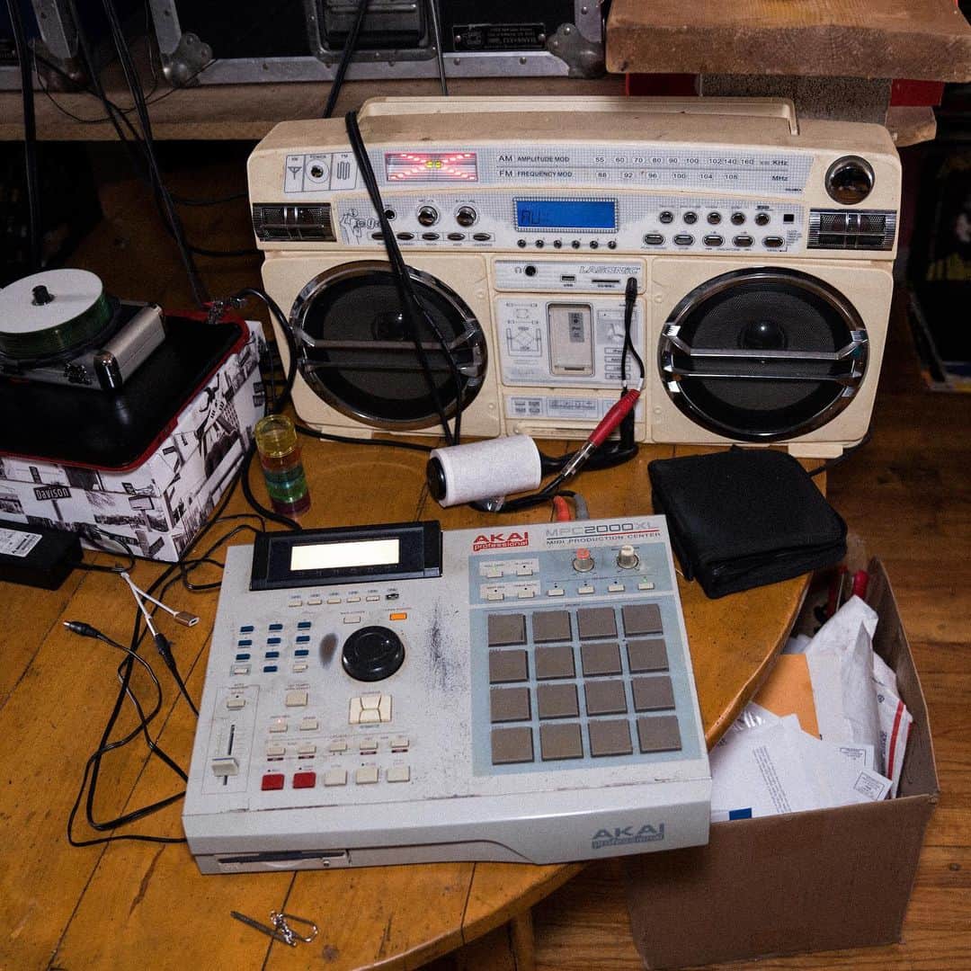 Red Bull Music Academyのインスタグラム：「Strictly for beat heads: DJ Dez Andres’ Detroit crib. — 📷 @newyorkcityvibe #mpc #beatmaking #detroit」