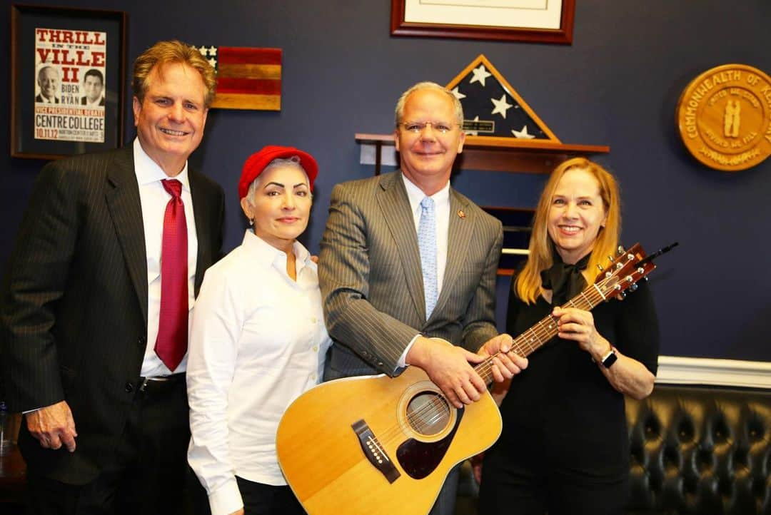 ASCAPさんのインスタグラム写真 - (ASCAPInstagram)「We got the beat 🎵🎤🎸 The @officialgogos & @danfoliart are walking the Halls of Congress with #ASCAP discussing the implementation of the #MusicModernizationAct. 📸 here with @repguthrie #StandWithSongwriters」5月23日 0時26分 - ascap