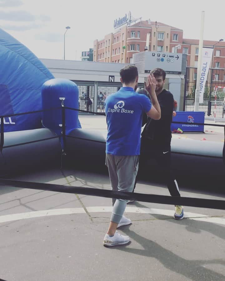 ロマン・ポンサールのインスタグラム：「Petit cours de 🥊 aujourd’hui avec mon frero @maxdonmass au #stadedefrance! 👌🏻👊🏻」