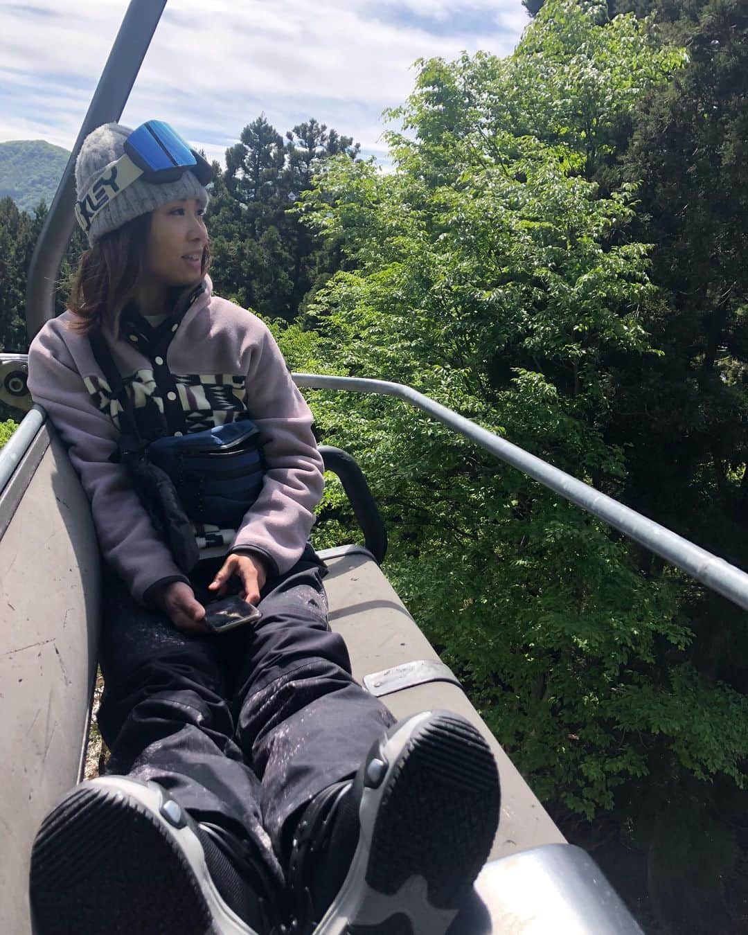 藤森由香のインスタグラム：「ちょっと前に家に届いていた @burtonsnowboards のステップオンのバインディングをトライしてみた。 ブーツはboaタイプとスピードレースがあり、スピードレースのタイプは私のお気に入り！今回使用モデルは @jakeburton77 の Mine77 モデルの物。  ブーツとバインを簡単に装着できて脱げるのはストレスが少ないから、従来のバインディングをはめるのが嫌な方は是非試してみて‼️ もう、シーズン終わりだけど、、、 来年にでもどうぞ😊  @asamihirono と一緒に滑るのは実はこのシーズン最初で最後！🥺まだ滑り足りないよ〜（笑） －－－－－－－－－－－－－－－－ 薄紫のアウター、白のロンT、黒のパンツ、ビーニー、板、バインディング、ブーツ 全て @burton ウエストポーチ AK」