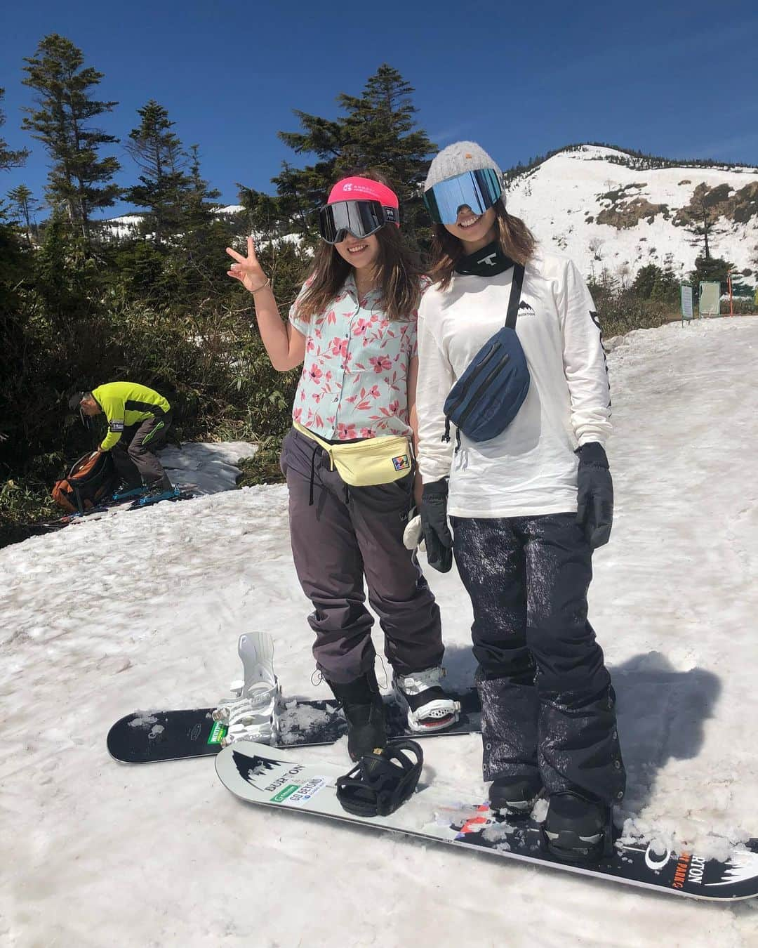 藤森由香さんのインスタグラム写真 - (藤森由香Instagram)「ちょっと前に家に届いていた @burtonsnowboards のステップオンのバインディングをトライしてみた。 ブーツはboaタイプとスピードレースがあり、スピードレースのタイプは私のお気に入り！今回使用モデルは @jakeburton77 の Mine77 モデルの物。  ブーツとバインを簡単に装着できて脱げるのはストレスが少ないから、従来のバインディングをはめるのが嫌な方は是非試してみて‼️ もう、シーズン終わりだけど、、、 来年にでもどうぞ😊  @asamihirono と一緒に滑るのは実はこのシーズン最初で最後！🥺まだ滑り足りないよ〜（笑） －－－－－－－－－－－－－－－－ 薄紫のアウター、白のロンT、黒のパンツ、ビーニー、板、バインディング、ブーツ 全て @burton ウエストポーチ AK」5月23日 0時31分 - yukafujiforest