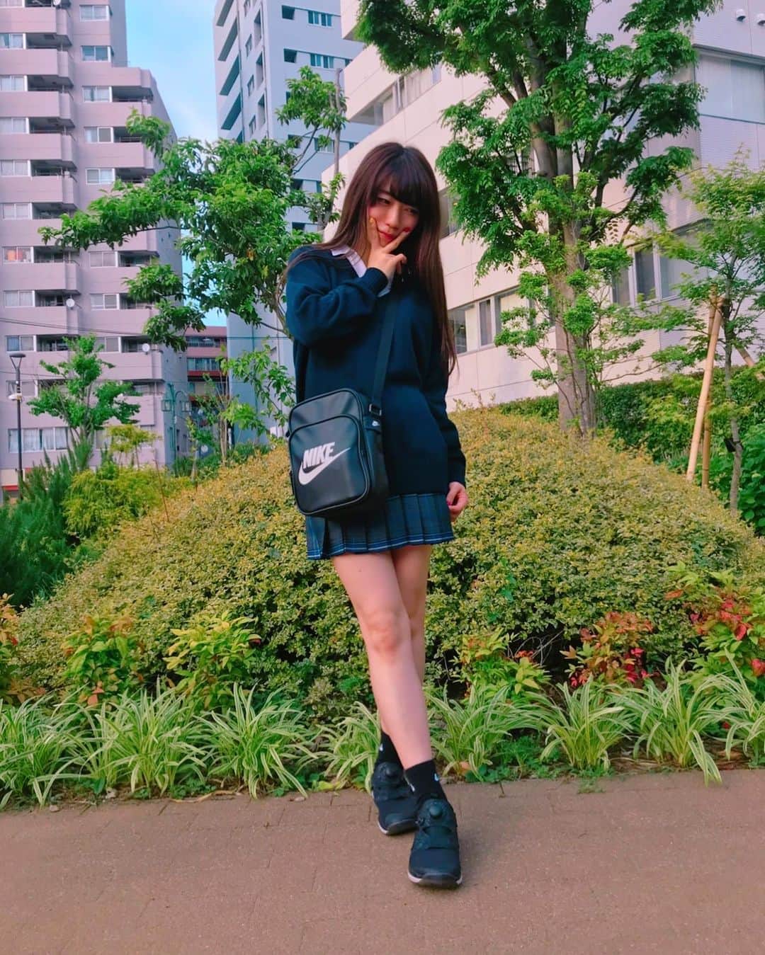 ぱいぱいでか美のインスタグラム：「28ちゃい、制服……。 ꙳ #コスプレ #制服 #ハロメンが服を着ると売れる #bag #nike #私立啓太学園 ꙳ 今日は上々軍団の鈴木啓太さんバースデーイベントに行ってきました…！ 制服で来場したら啓太先輩♡の第2ボタンがもらえるということで 恥を忍んでちゃんと着て行きました……。 ただなんちゃって制服するだけじゃつまらん！ので 大大大好きなカントリー・ガールズ小関舞ちゃんが メンバーと制服ディズニーしたときの感じに寄せて行きました。 もう私はほんとに、こんなことばかりしている。 こんなことばかりしてたら28ちゃいになってたので……。 どうか許してください。(そこ言わんのかい) で！！！！そしたら！！！！ イベントに小関舞先生が登場してほんと嬉しかった！！！！ 野村みな美先生も、出頭ちゃんもいて、 私がブッキングしたんか？って感じでした。 れらたんもおのことも、さわごろさんも卓偉パイセンも最高だった〜！ そして何より主役の啓太さんの人柄が滲むイベントでほんとに楽しかったですー！ 37歳おめでとうございます！ 制服姿、啓太さんに褒めていただけたので昨日夜な夜なドンキ行った甲斐がありました！笑」