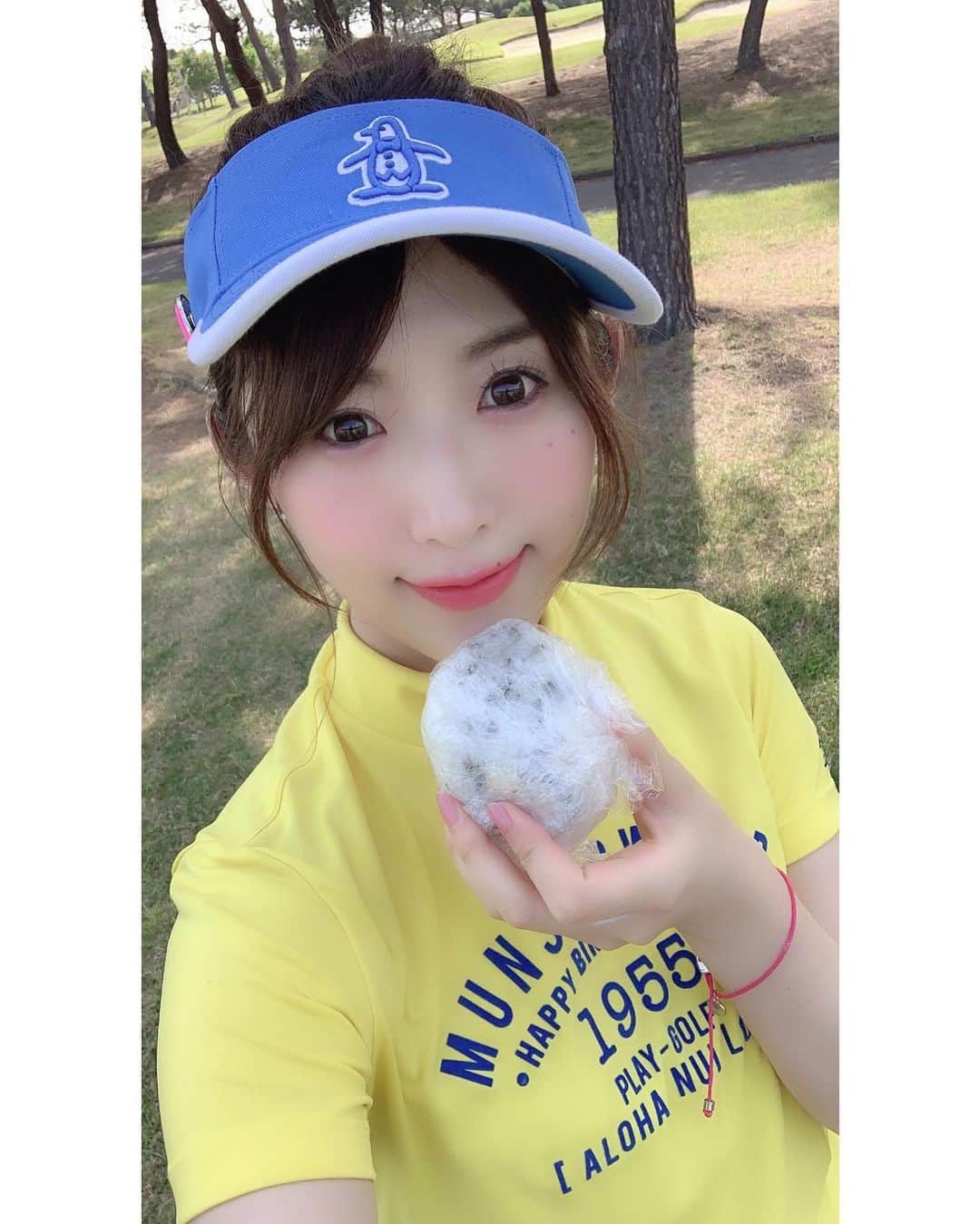 千代田唯さんのインスタグラム写真 - (千代田唯Instagram)「初めての東京ゴルフ⛳️#若洲ゴルフリンクス ✨ 最近すこぶる調子悪かったけど新技覚えました！！早くゴルフいきたいなぁ♡ 持っているのは、ゴルフ前日に母が作ってくれたおにぎり🍙 アラサー実家暮らし。。。最高だー🐰💗笑 #ゴルフ #ゴルフ大好き #ゴルフ部 #ゴルファー  #ゴルフウェア #ゴルフコーデ  #マンシングウェア  #ゴルフ女子 #golf  #golfer  #golfwear  #munsingwear  #japanesegirl  #golfgirl #hotgolfer  #golfstagram  #instagolf #golffashion  #高尔夫球  #골프 #골프웨어 #tokyo」5月23日 0時43分 - chiyodayui0920