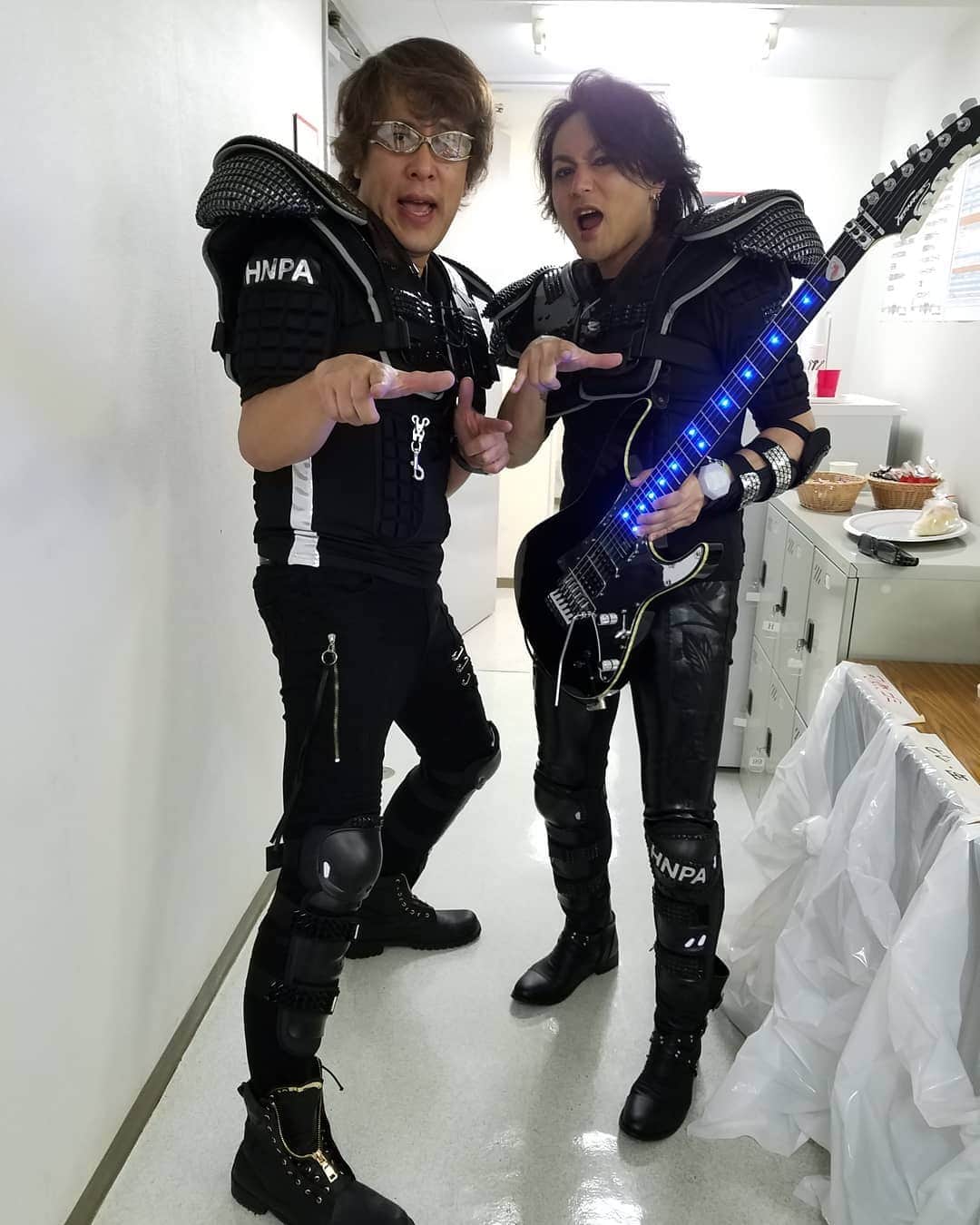 勝田一樹のインスタグラム：「凄い衣装❗😱❕ 本日からお世話になります✨ #勝田一樹 #kazukikatsuta  #原田喧太 #大黒摩季ミュージックマッスルツアー2019」