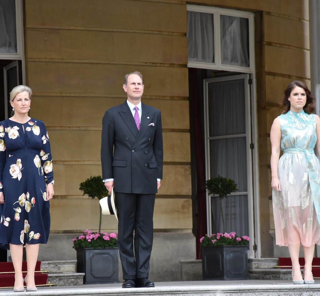 ロイヤル・ファミリーさんのインスタグラム写真 - (ロイヤル・ファミリーInstagram)「Today 3,000 young people from across the country received their @DofEUK Gold Awards in the Gardens of Buckingham Palace.  This morning, The Earl of Wessex who is trustee of the Award, was joined by The Countess and Prince Michael of Kent and this afternoon The Countess and @princesseugenie of York joined The Earl.  Amongst the supporters in the Garden today was @darceybussellofficial, who met a group of young award holders with The Countess of Wessex.  These presentations provide an opportunity to celebrate the achievements of young people and to hear about their journey to achieving the award.  Founded in 1956 by The Duke of Edinburgh, @DofEuk Awards has inspired millions of young people to serve their communities, experience adventure and develop and learn outside of the classroom.」5月23日 0時39分 - theroyalfamily