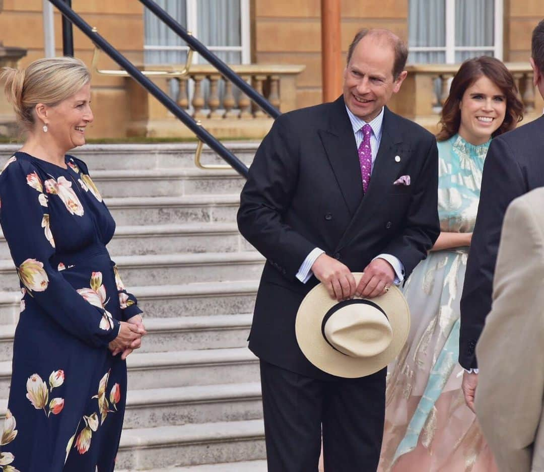 ロイヤル・ファミリーさんのインスタグラム写真 - (ロイヤル・ファミリーInstagram)「Today 3,000 young people from across the country received their @DofEUK Gold Awards in the Gardens of Buckingham Palace.  This morning, The Earl of Wessex who is trustee of the Award, was joined by The Countess and Prince Michael of Kent and this afternoon The Countess and @princesseugenie of York joined The Earl.  Amongst the supporters in the Garden today was @darceybussellofficial, who met a group of young award holders with The Countess of Wessex.  These presentations provide an opportunity to celebrate the achievements of young people and to hear about their journey to achieving the award.  Founded in 1956 by The Duke of Edinburgh, @DofEuk Awards has inspired millions of young people to serve their communities, experience adventure and develop and learn outside of the classroom.」5月23日 0時39分 - theroyalfamily