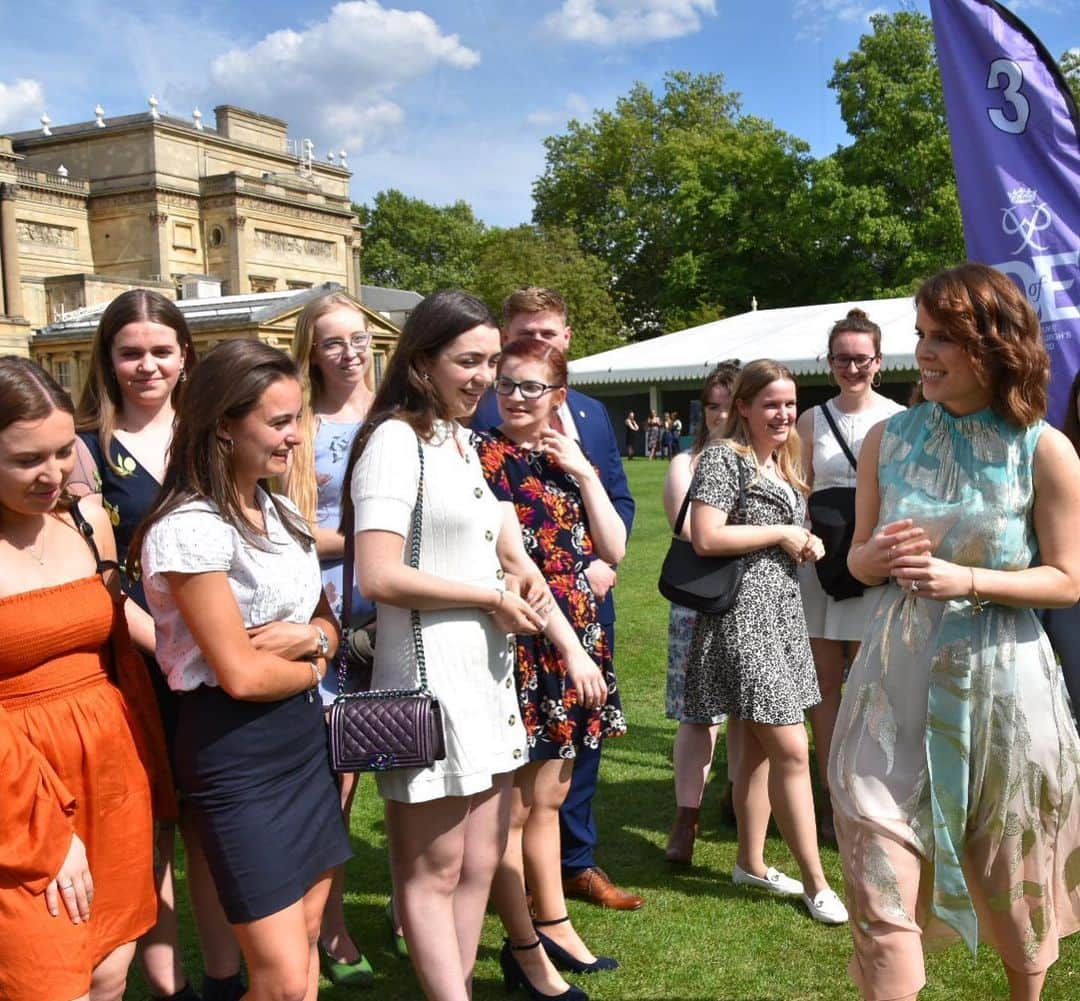 ロイヤル・ファミリーさんのインスタグラム写真 - (ロイヤル・ファミリーInstagram)「Today 3,000 young people from across the country received their @DofEUK Gold Awards in the Gardens of Buckingham Palace.  This morning, The Earl of Wessex who is trustee of the Award, was joined by The Countess and Prince Michael of Kent and this afternoon The Countess and @princesseugenie of York joined The Earl.  Amongst the supporters in the Garden today was @darceybussellofficial, who met a group of young award holders with The Countess of Wessex.  These presentations provide an opportunity to celebrate the achievements of young people and to hear about their journey to achieving the award.  Founded in 1956 by The Duke of Edinburgh, @DofEuk Awards has inspired millions of young people to serve their communities, experience adventure and develop and learn outside of the classroom.」5月23日 0時39分 - theroyalfamily