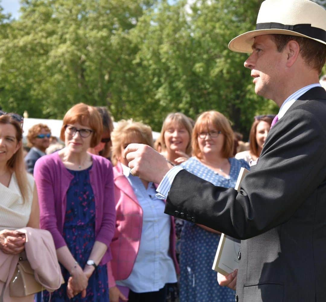 ロイヤル・ファミリーさんのインスタグラム写真 - (ロイヤル・ファミリーInstagram)「Today 3,000 young people from across the country received their @DofEUK Gold Awards in the Gardens of Buckingham Palace.  This morning, The Earl of Wessex who is trustee of the Award, was joined by The Countess and Prince Michael of Kent and this afternoon The Countess and @princesseugenie of York joined The Earl.  Amongst the supporters in the Garden today was @darceybussellofficial, who met a group of young award holders with The Countess of Wessex.  These presentations provide an opportunity to celebrate the achievements of young people and to hear about their journey to achieving the award.  Founded in 1956 by The Duke of Edinburgh, @DofEuk Awards has inspired millions of young people to serve their communities, experience adventure and develop and learn outside of the classroom.」5月23日 0時39分 - theroyalfamily