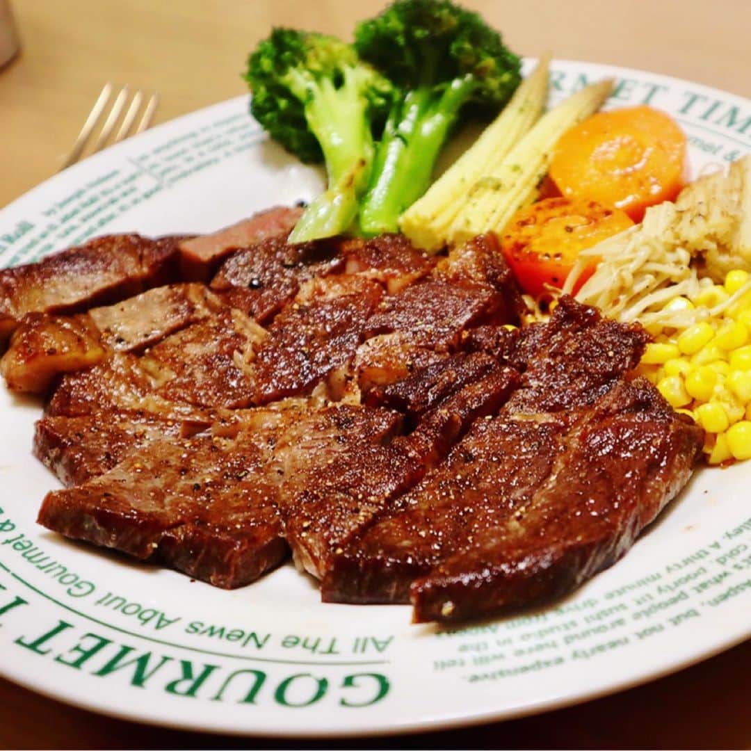 山葵のインスタグラム：「【深夜の山葵食堂】 安く熟成肉が手に入ったから、こうしてやったぜ。  #深夜の山葵食堂 #熟成肉のステーキ」