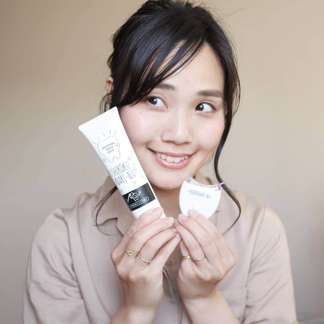 Eri Satoのインスタグラム：「【SHIROKUNARI-NA(シロクナリーナ】 · 最近、自宅で出来る歯のホワイトニングが人気ですよねー！ · 昔、美容歯科でホワイトニングをしたことがあるのですが、歯がちょっと痛くなったり、高くて通い続けられなかったり··· · こちらのシロクナリーナ( @shiroku.nari_na )は、 👉安心の国内生産 👉長く続けられる安心価格設定 👉光触媒が汚れを洗浄して細菌の繁殖を防ぐ 👉口臭ケアや虫歯予防にも最適 · こちらの専用歯磨き粉で磨いてゆすいだあと、LEDライトで歯を照射するだけ。 歯磨き粉の特殊成分である酸化チタンが光に反応して、汚れや細菌を分解するそう。 · 産前産後、虫歯が出来やすくなったので、ホワイトニングに加えて虫歯予防効果があるのは嬉しいな～😂 · pic③が、「シロクナリーナ スターターセット」です 歯磨き粉とLEDライトのセットだよ✨  気になる方はぜひ 公式アカウント @shiroku.nari_na をチェックしてみてね😁✨ · #シロクナリーナ#セルフホワイトニング#ホワイトニング#白い歯#自分磨き#歯磨き#歯#歯のケア#虫歯予防#笑顔#smile#ママ#セルフケア#歯磨き粉#美容#美容好きな人と繋がりたい」
