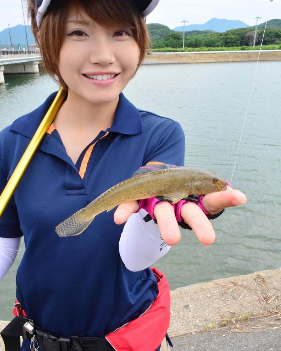 レジャーフィッシングさんのインスタグラム写真 - (レジャーフィッシングInstagram)「みっぴ in レジャーフィッシング 振り返りフォトシリーズ  第15回　福岡県宗像市釣川にてハゼ釣り  2014年８月  こちらも「いやしの釣り」であるハゼ釣り。ハゼはいつから釣れるのか？　を確かめるため８月下旬に釣行。 結果は……フツーにハゼが釣れました♪ しかも良型が。  ノベ竿で釣るとおもしろい！  みっぴ「カレイも釣れてビックリしました。夏の川におるんやね～」 編集部「ノベ竿曲がりっぱなしでしたね」  #秋丸美帆 @mippy34  #ダイワ @daiwa_japan  #ノベ竿 #ハゼ #福岡県 #宗像市 #釣川 #キスもよく釣れます」5月23日 0時43分 - leisurefishing