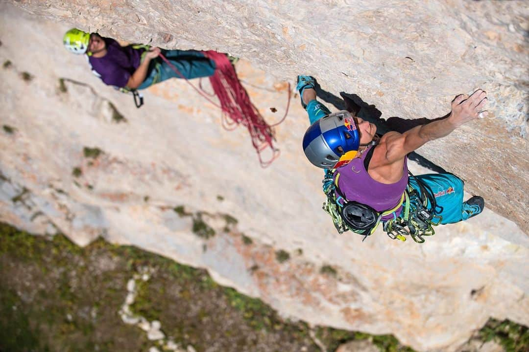 アンジェラ・アイターさんのインスタグラム写真 - (アンジェラ・アイターInstagram)「When I go for multipitch climbing every now and then, I seldom choose a single rope and usually opt for half ropes. Rappeling is easier, I enjoy an extra safety point and I can share transportation with my partner. The Kestrel from Edelrid is my favourite one in here, but I also like the Swift seen on the pic that can be used as half or single rope. What’s your favourite rope option, single, twin or half ropes? 📸 @christianpfanzeltphotography //: "Gelbfieber", Allgäu  #verleihtflügel #jedentagtirol @ferienregionimst @lasportivagram @team_edelrid #staymotivated #climbing #outdoors #socialmedia #balance #emotion #nature #outdoorwoman #lifestyle #fitness #vital #gesundheit #training #klettern #bouldering #bouldern」5月23日 0時52分 - angyeiter