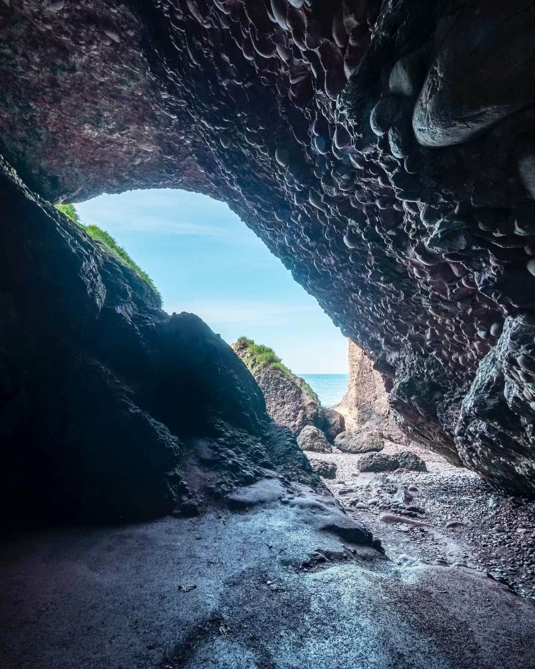 Nicanor Garcíaのインスタグラム：「Ominous shadows | Sombras siniestras #nicanorgarcia #GOTTerritory @tourismireland @descubreirlanda @discoverni . Las cuevas de Cushendun se formaron hace más de 400 millones de años, y son fácilmente accesibles a lo largo de la costa desde el  pueblo de Cushendun. Fueron utilizados en la temporada 6, episodio 4 cuando Melisandre dio a luz a una sombra negra cuyo propósito es asesinar a Renly Baratheon. . Cushendun Caves formed over 400 million years ago and are easily accesible along the coast from the quaint village of Cushendun. They were used in Season 6 Episode 4 when Melisandre gave birth to the shadow creature, which goes on to kill Renly Baratheon. · #DiscoverIreland #DiscoverNI #Ireland #LoveIreland #InstaIreland #GlassOfThrones #ad」