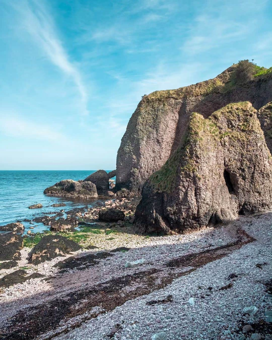 Nicanor Garcíaさんのインスタグラム写真 - (Nicanor GarcíaInstagram)「Ominous shadows | Sombras siniestras #nicanorgarcia #GOTTerritory @tourismireland @descubreirlanda @discoverni . Las cuevas de Cushendun se formaron hace más de 400 millones de años, y son fácilmente accesibles a lo largo de la costa desde el  pueblo de Cushendun. Fueron utilizados en la temporada 6, episodio 4 cuando Melisandre dio a luz a una sombra negra cuyo propósito es asesinar a Renly Baratheon. . Cushendun Caves formed over 400 million years ago and are easily accesible along the coast from the quaint village of Cushendun. They were used in Season 6 Episode 4 when Melisandre gave birth to the shadow creature, which goes on to kill Renly Baratheon. · #DiscoverIreland #DiscoverNI #Ireland #LoveIreland #InstaIreland #GlassOfThrones #ad」5月23日 0時47分 - nicanorgarcia