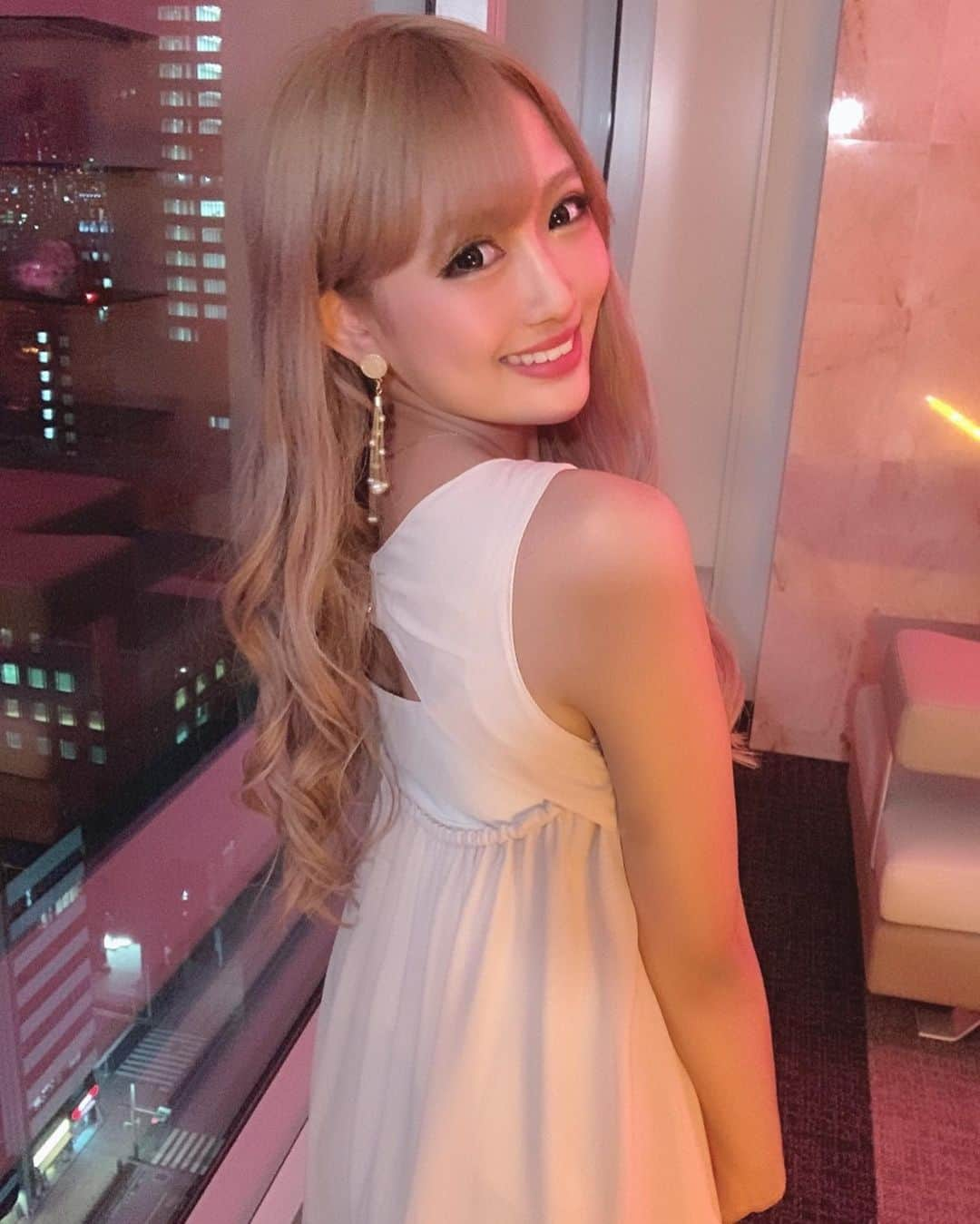 伊藤桃々さんのインスタグラム写真 - (伊藤桃々Instagram)「今日も充実🥰❤️ こーゆー上品なお洋服が1番好き🥺#白ギャル #rady#おピンク空間」5月23日 0時52分 - __peachstagram__